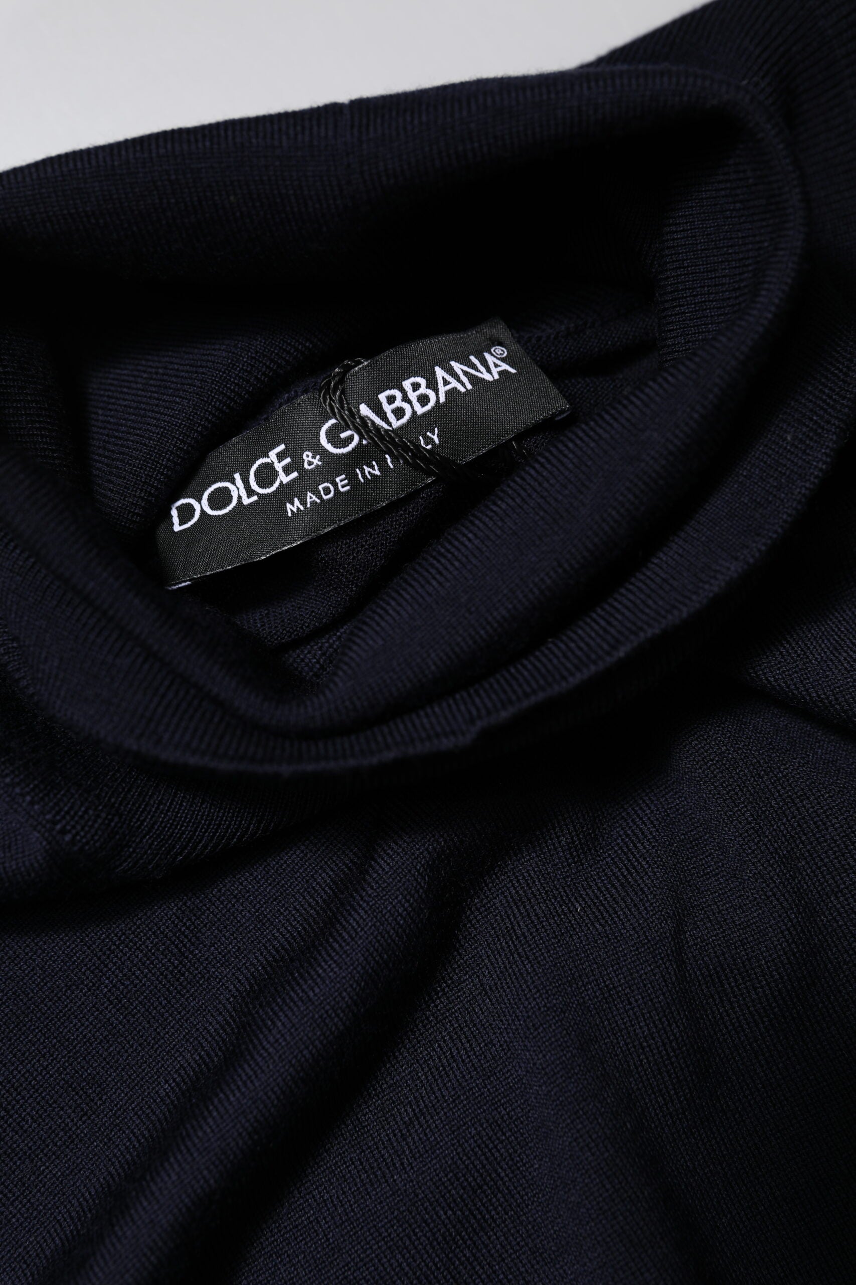Dolce & Gabbana, blauer Pullover mit Rollkragen und langen Ärmeln
