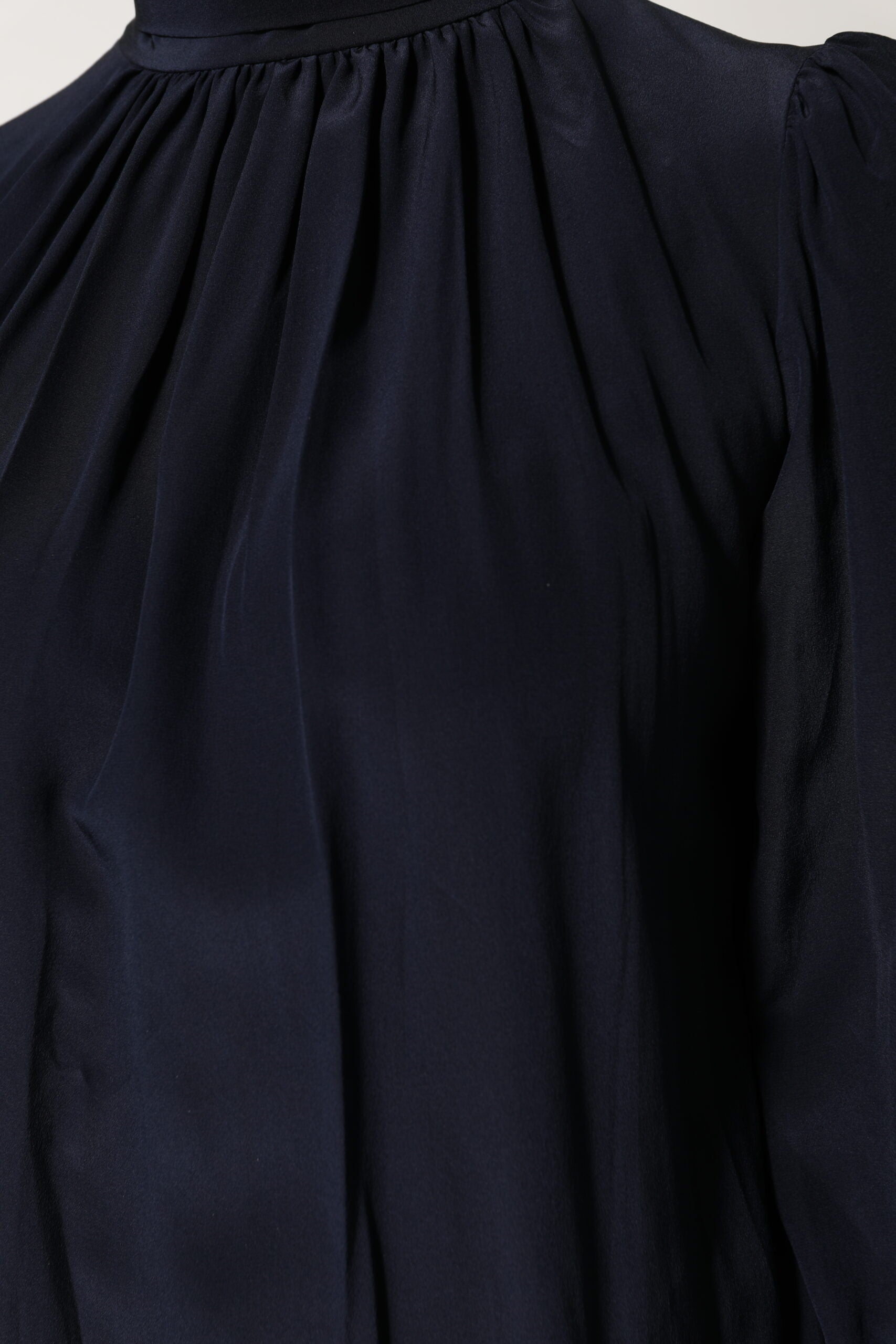 Dolce & Gabbana – Blusentop aus blauer Seide mit Stehkragen und langen Ärmeln