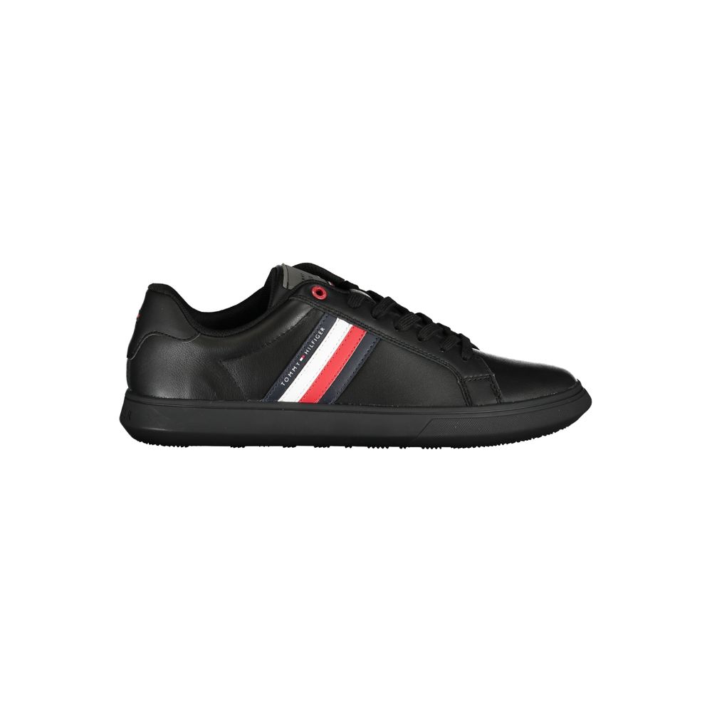 Tommy Hilfiger – Schicke schwarze Sneakers mit ikonischen Kontrastdetails