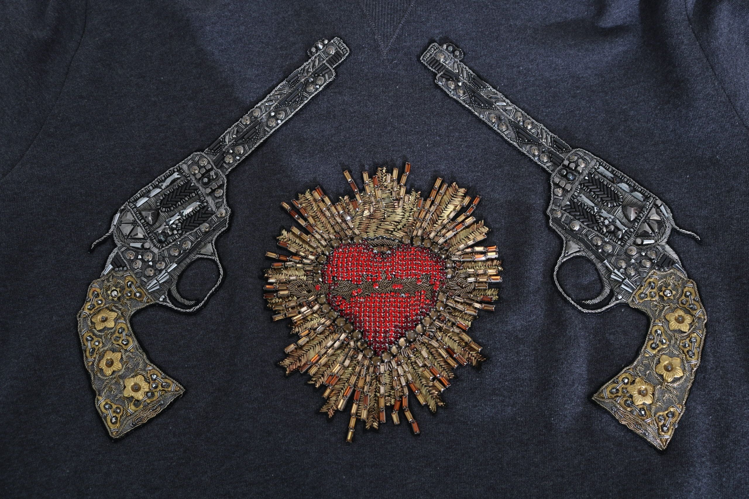 Pulover Dolce &amp; Gabbana gri cu motive de pistol cu ​​cristale și inimă