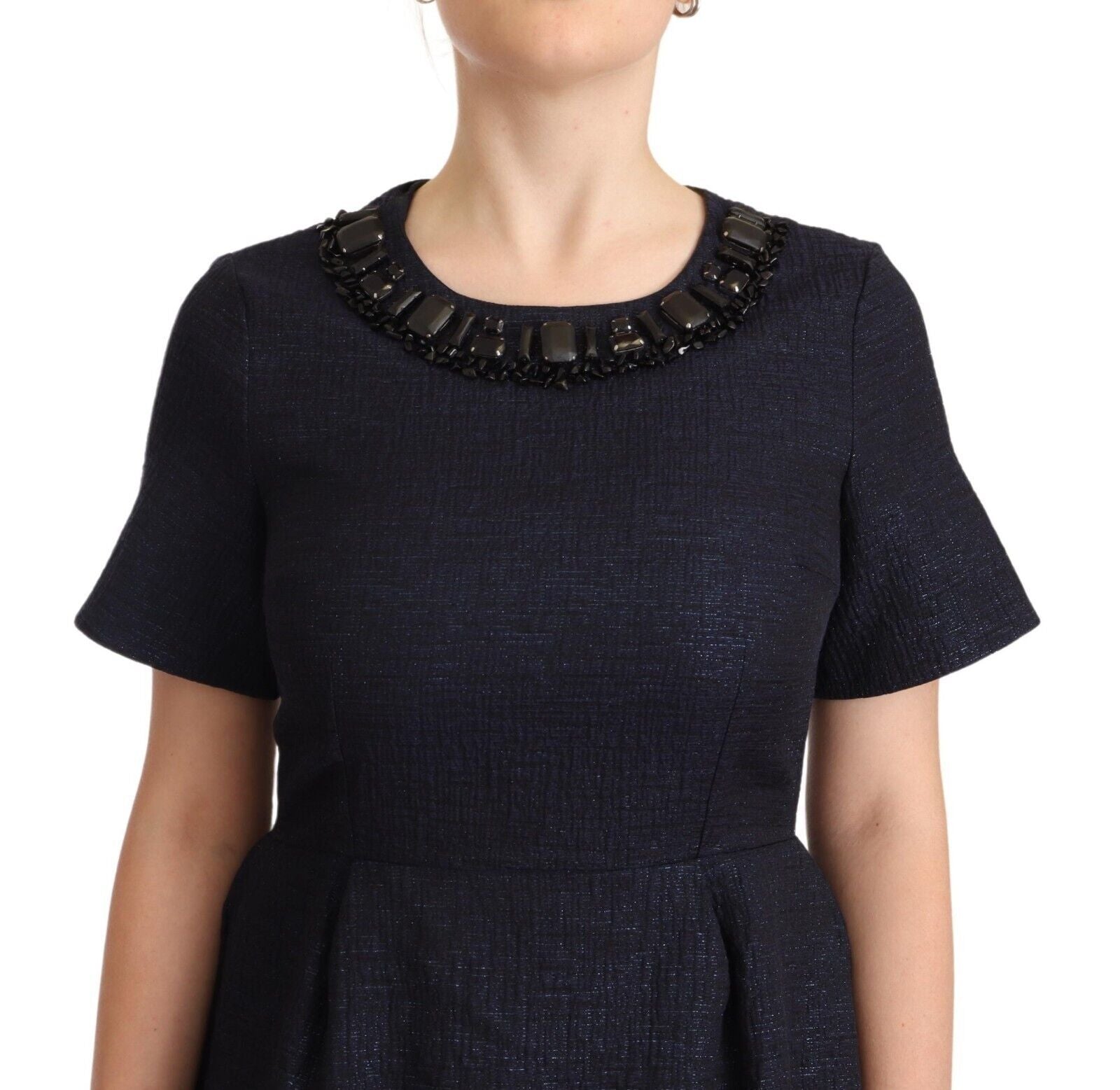 L'Autre entschied sich für ein elegantes, verziertes A-Linien-Minikleid