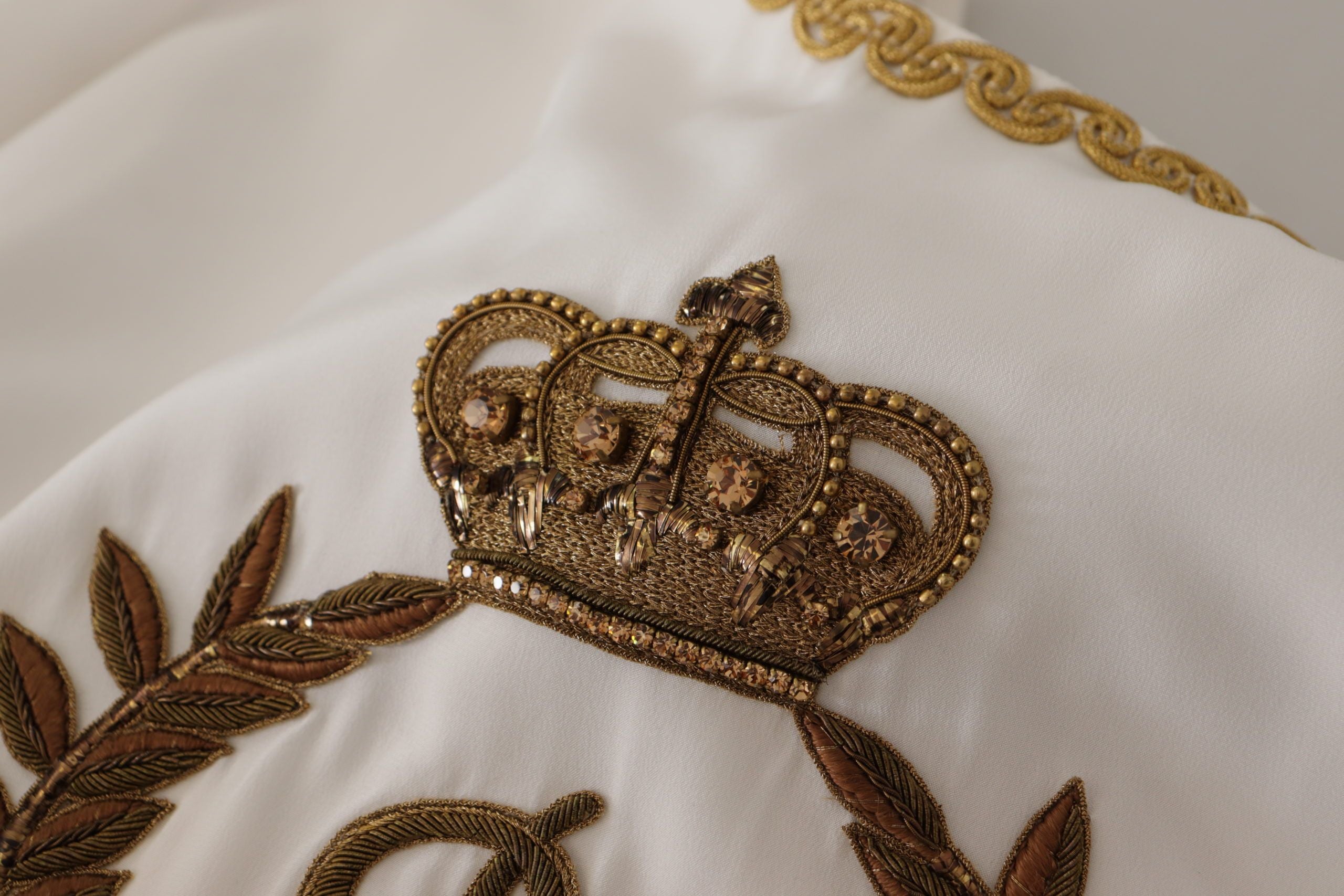Bluză elegantă de mătase Dolce &amp; Gabbana cu broderie coroană aurie