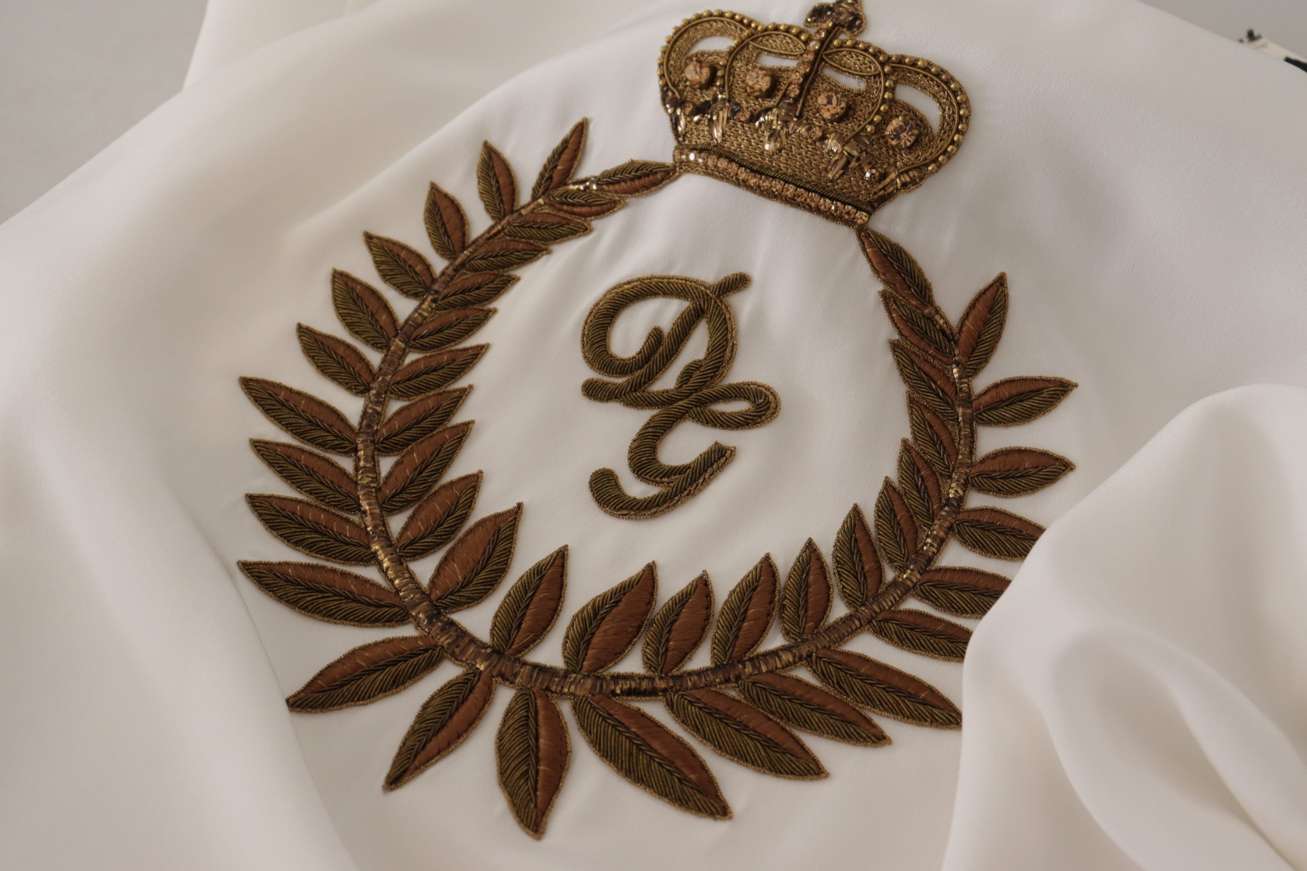 Bluză elegantă de mătase Dolce &amp; Gabbana cu broderie coroană aurie