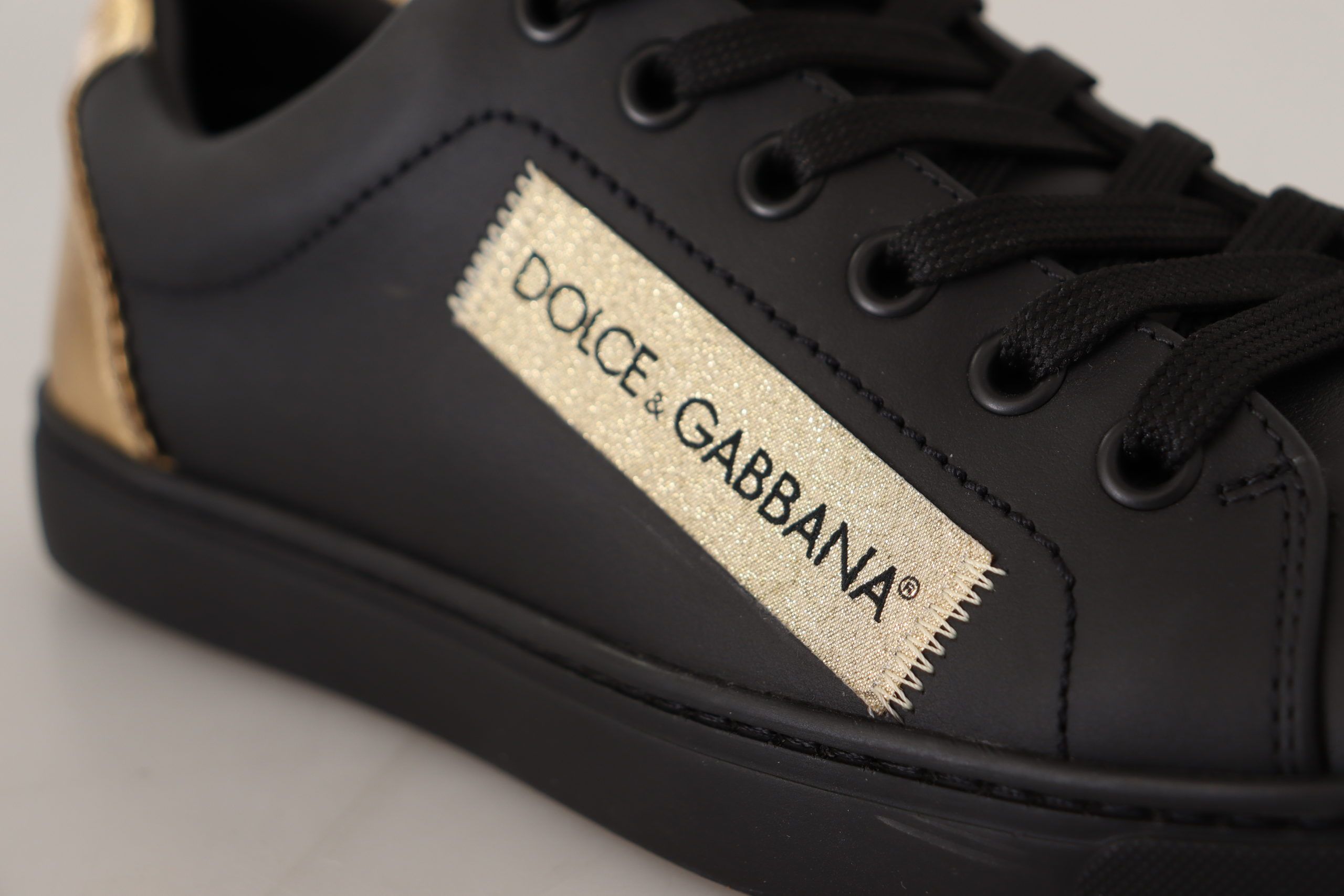 Dolce &amp; Gabbana Schicke schwarze und goldene niedrige Ledersneaker