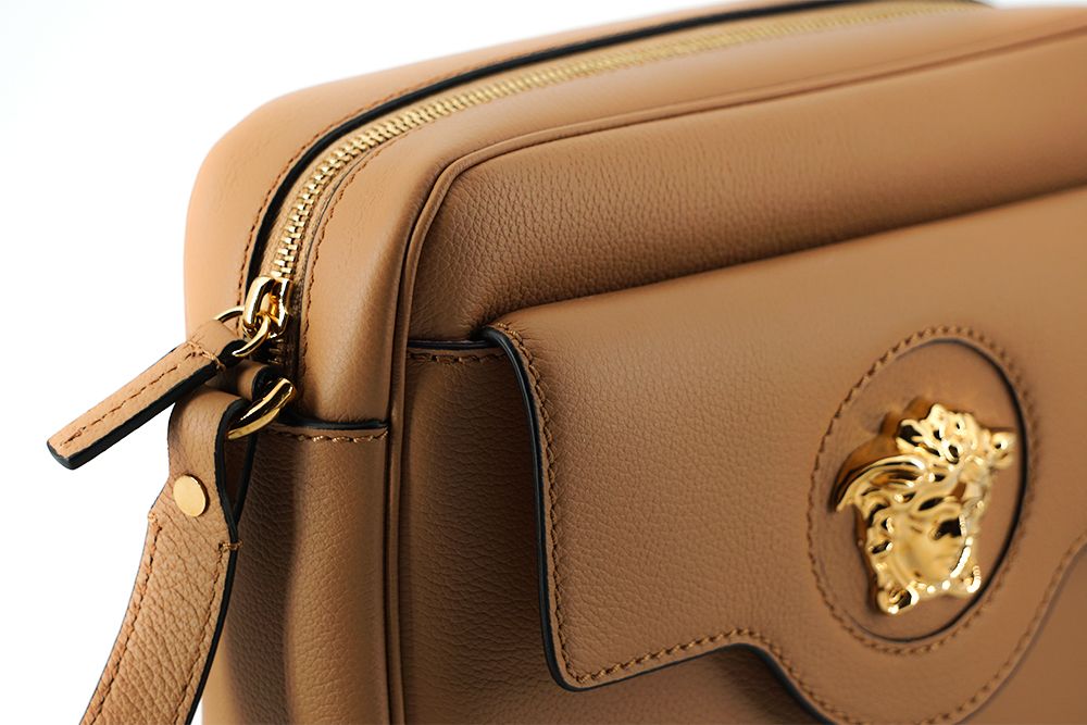 Versace Elegante Kameratasche aus braunem Leder mit Schulterriemen