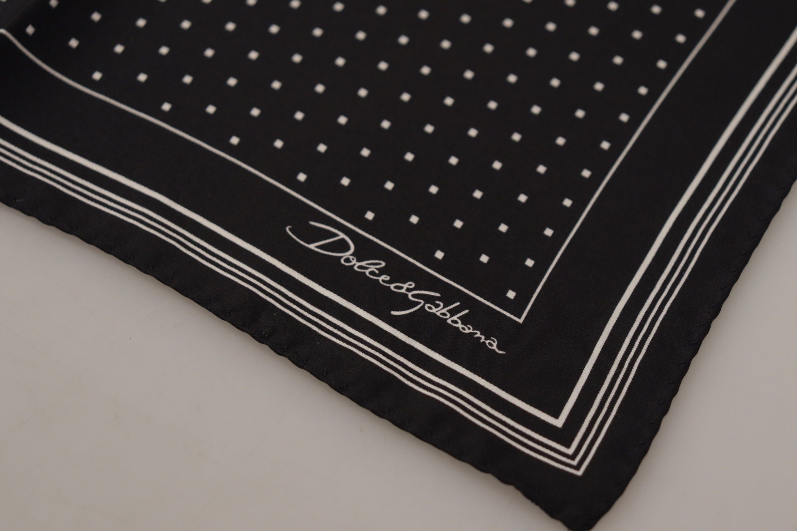 Dolce &amp; Gabbana Eșarfă elegantă pentru bărbați din mătase neagră cu buline