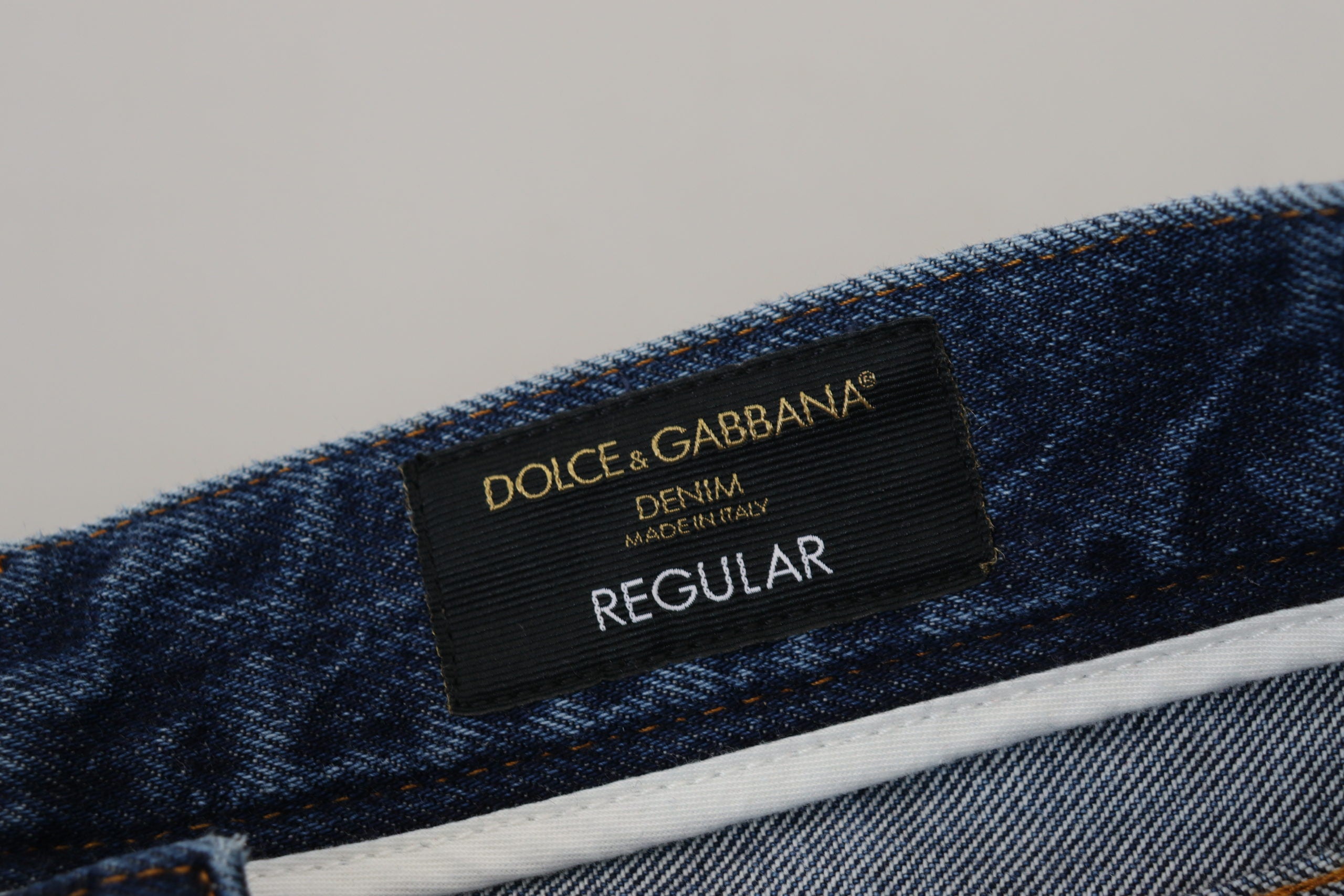 Dolce &amp; Gabbana: Schicke, zerfetzte Jeanshose für den modernen Mann
