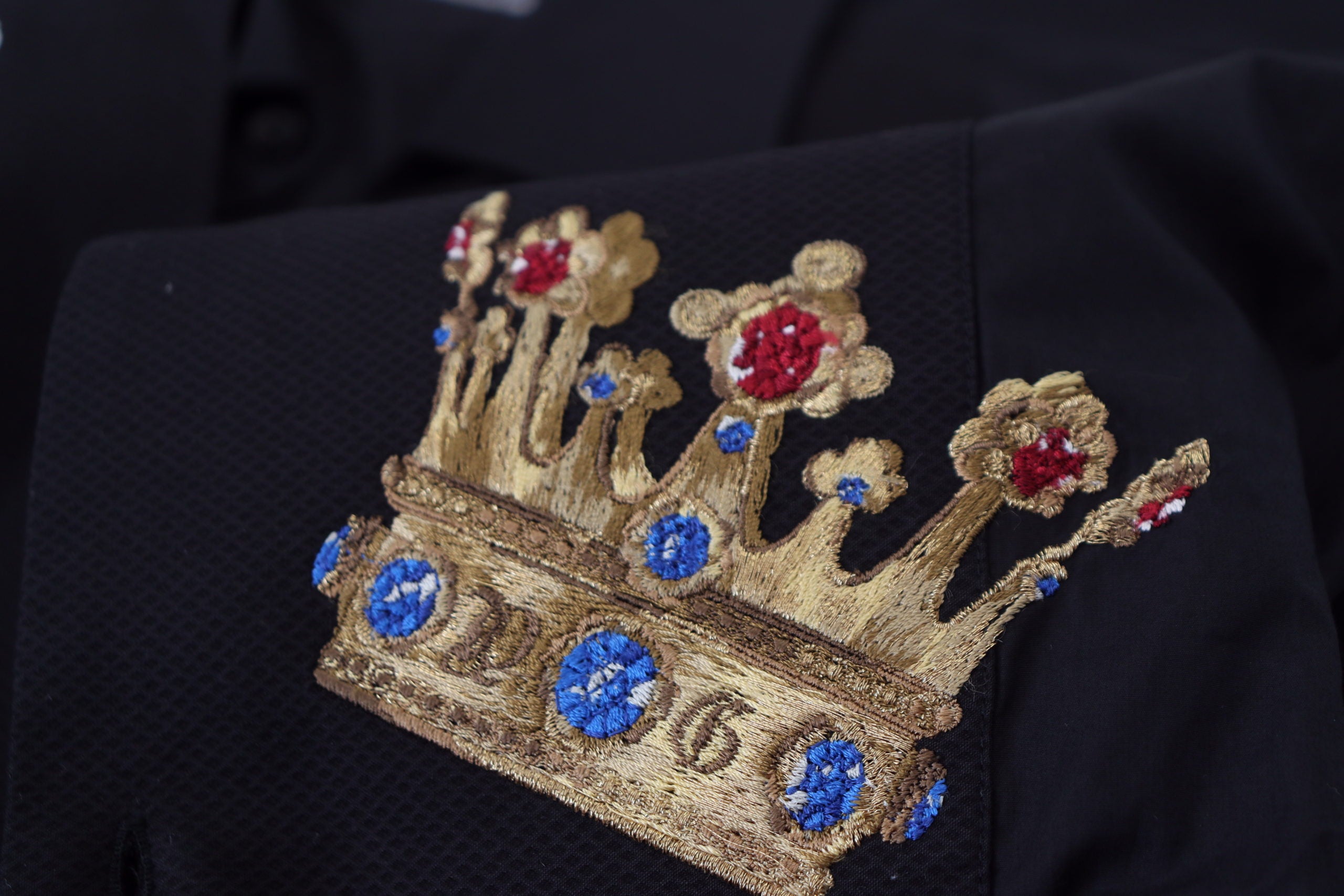 Dolce &amp; Gabbana – Elegantes schwarzes Slim-Fit-Hemd mit Kronenstickerei