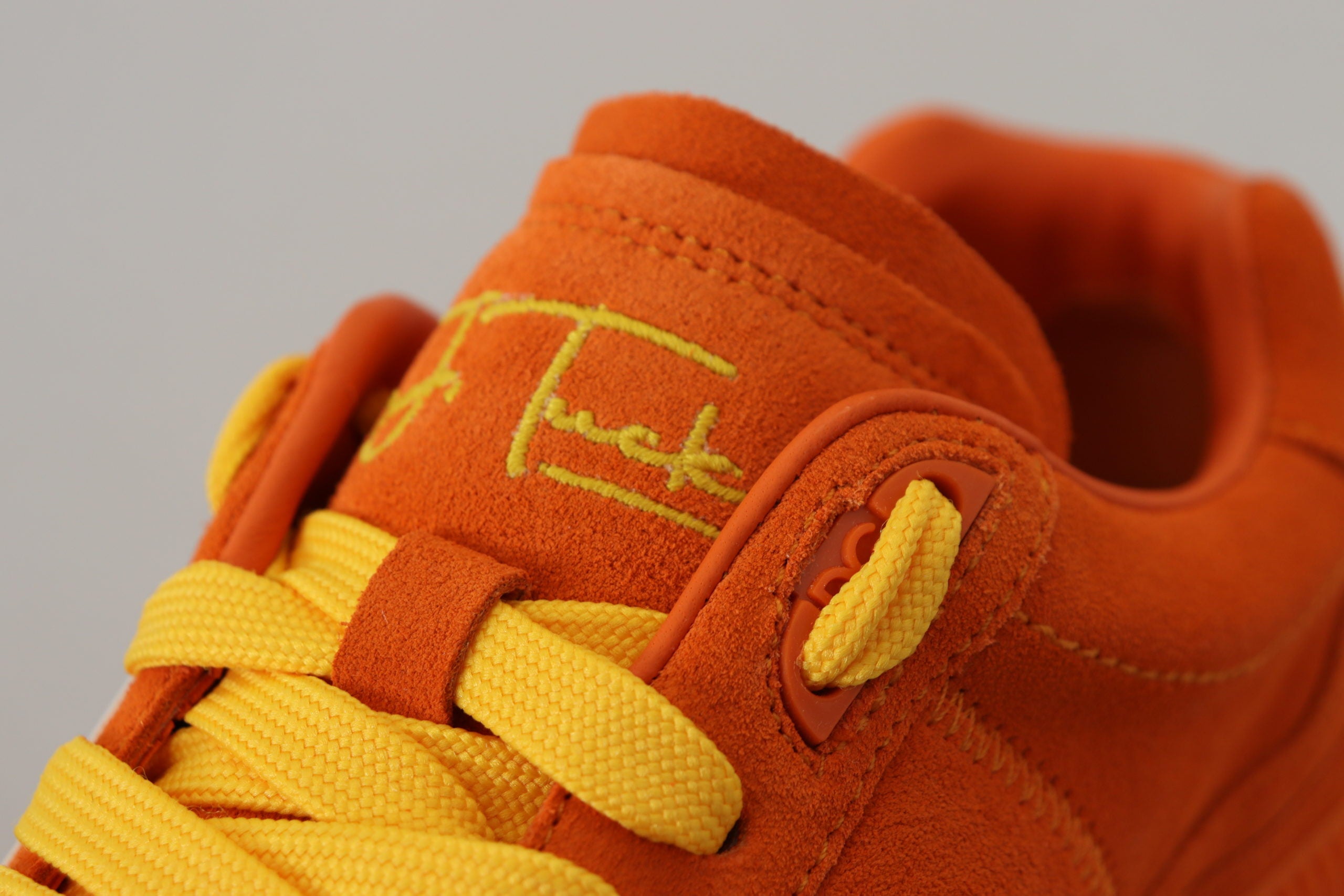 Dolce &amp; Gabbana – Schicke Schnür-Sneakers aus orangefarbenem Wildleder