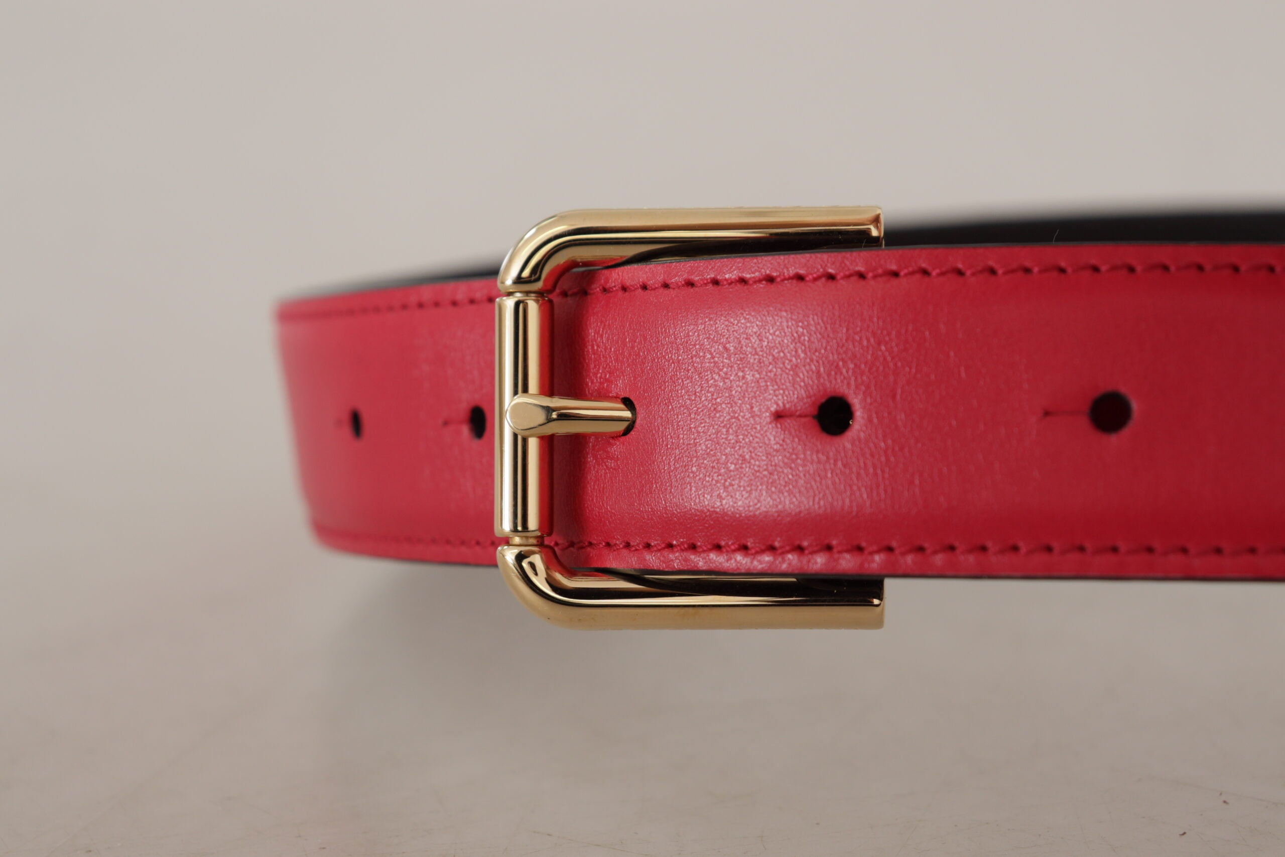 Dolce &amp; Gabbana Eleganter roter Ledergürtel mit goldfarbener Schnalle