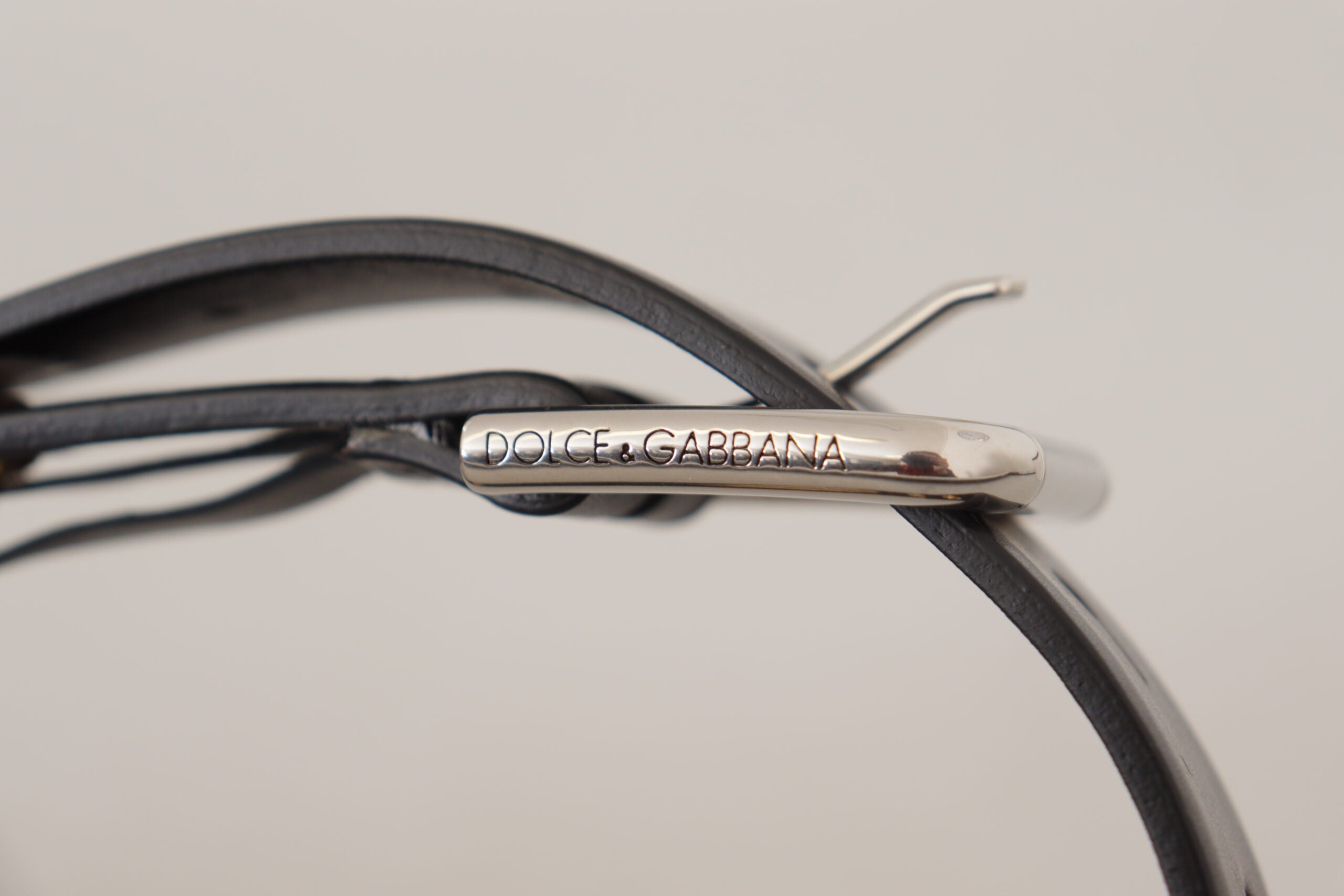 Dolce &amp; Gabbana – Schicker schwarzer Ledergürtel mit gravierter Schnalle