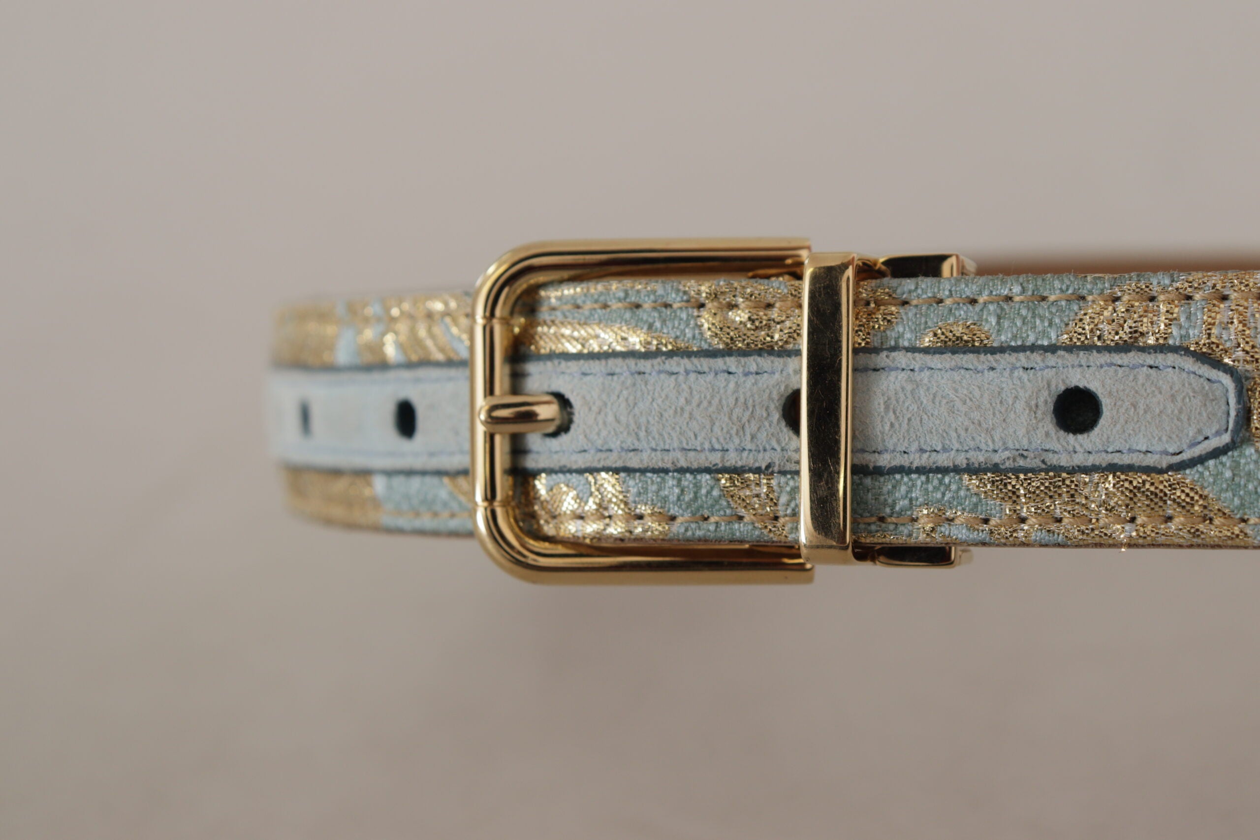Dolce &amp; Gabbana Eleganter hellblauer Ledergürtel mit goldener Schnalle