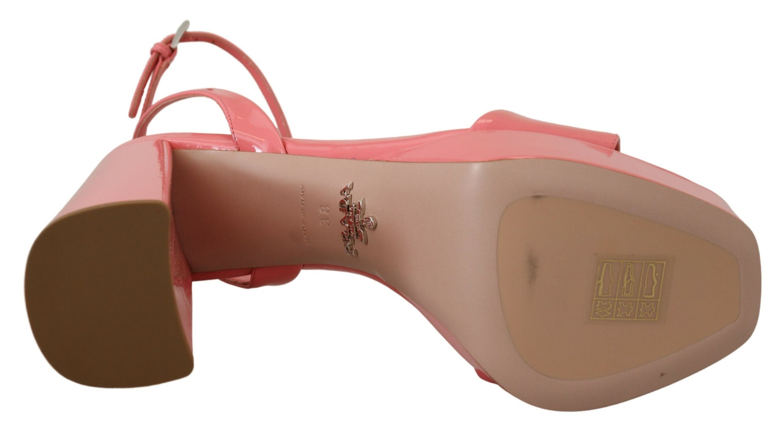 Sandale cu platformă din piele lăcuită Prada Chic roz