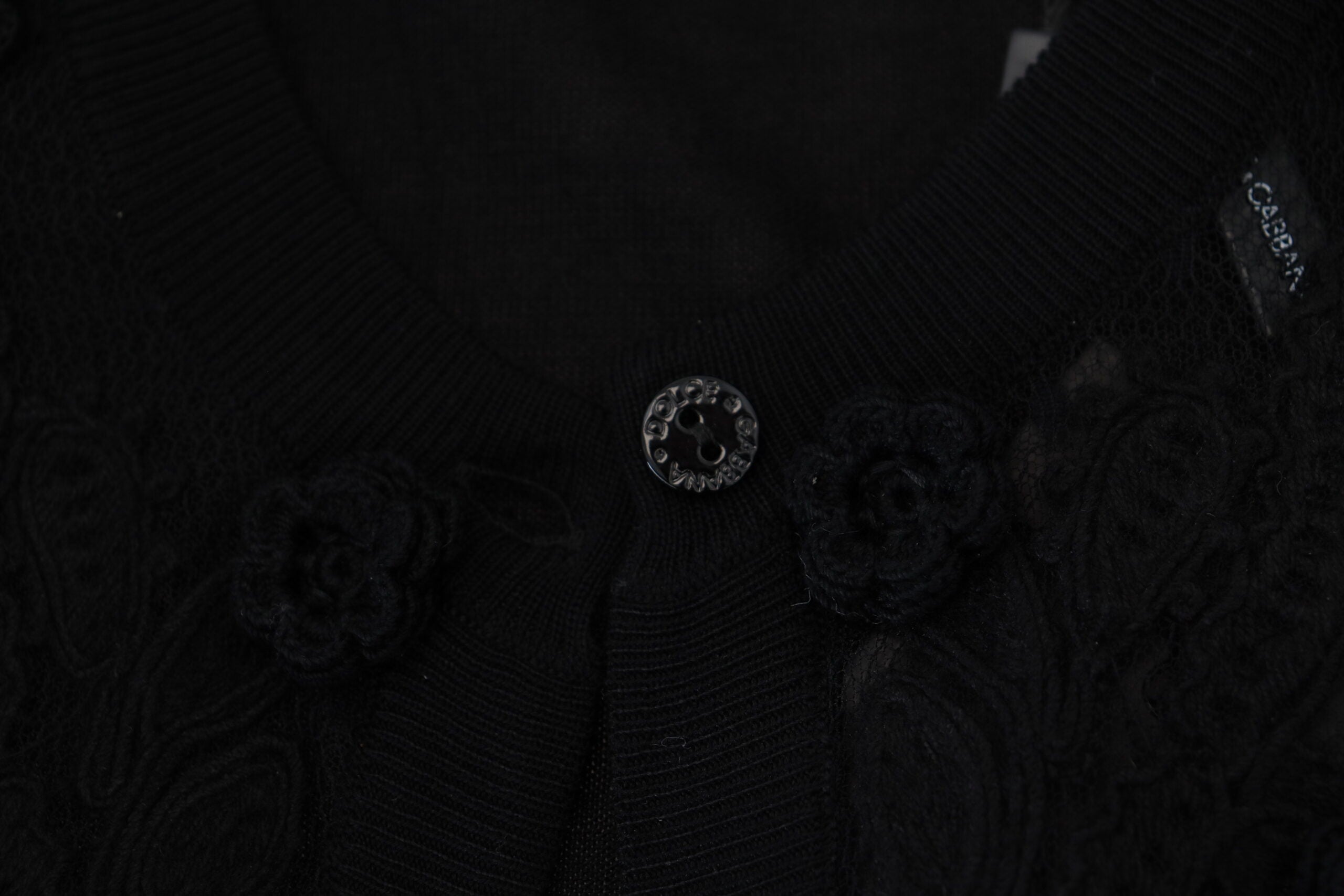 Dolce &amp; Gabbana Eleganter schwarzer Cardigan-Pullover mit Blumenspitze