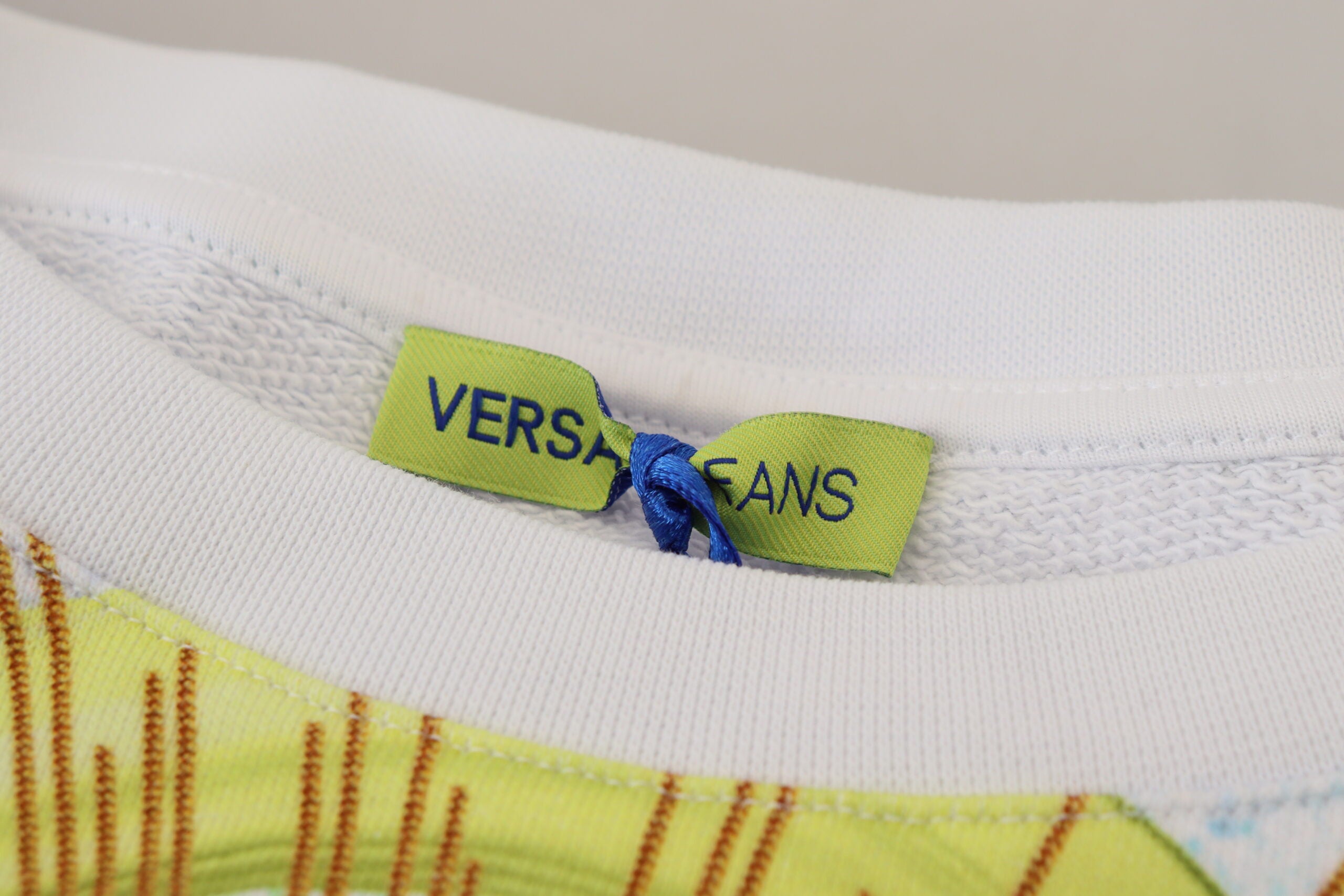 Versace Jeans Eleganter weißer Pullover mit Rundhalsausschnitt und Grafik