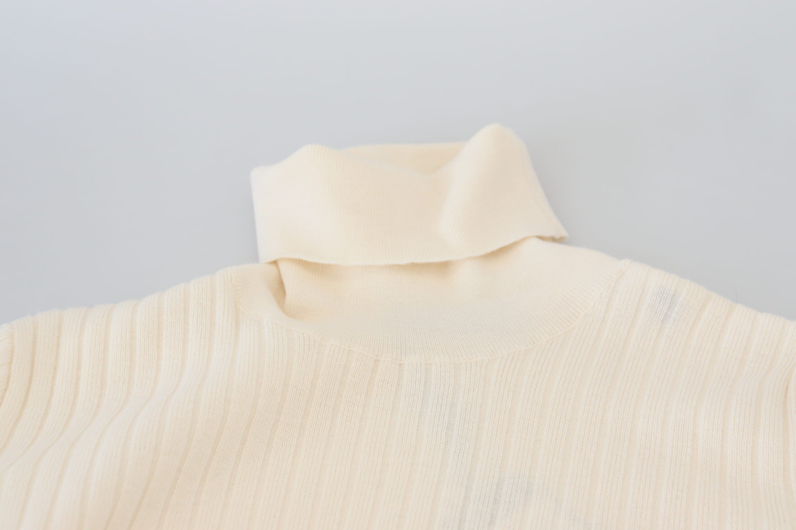 Dolce &amp; Gabbana Elfenbeinfarbener Rollkragenpullover aus Wollmischung