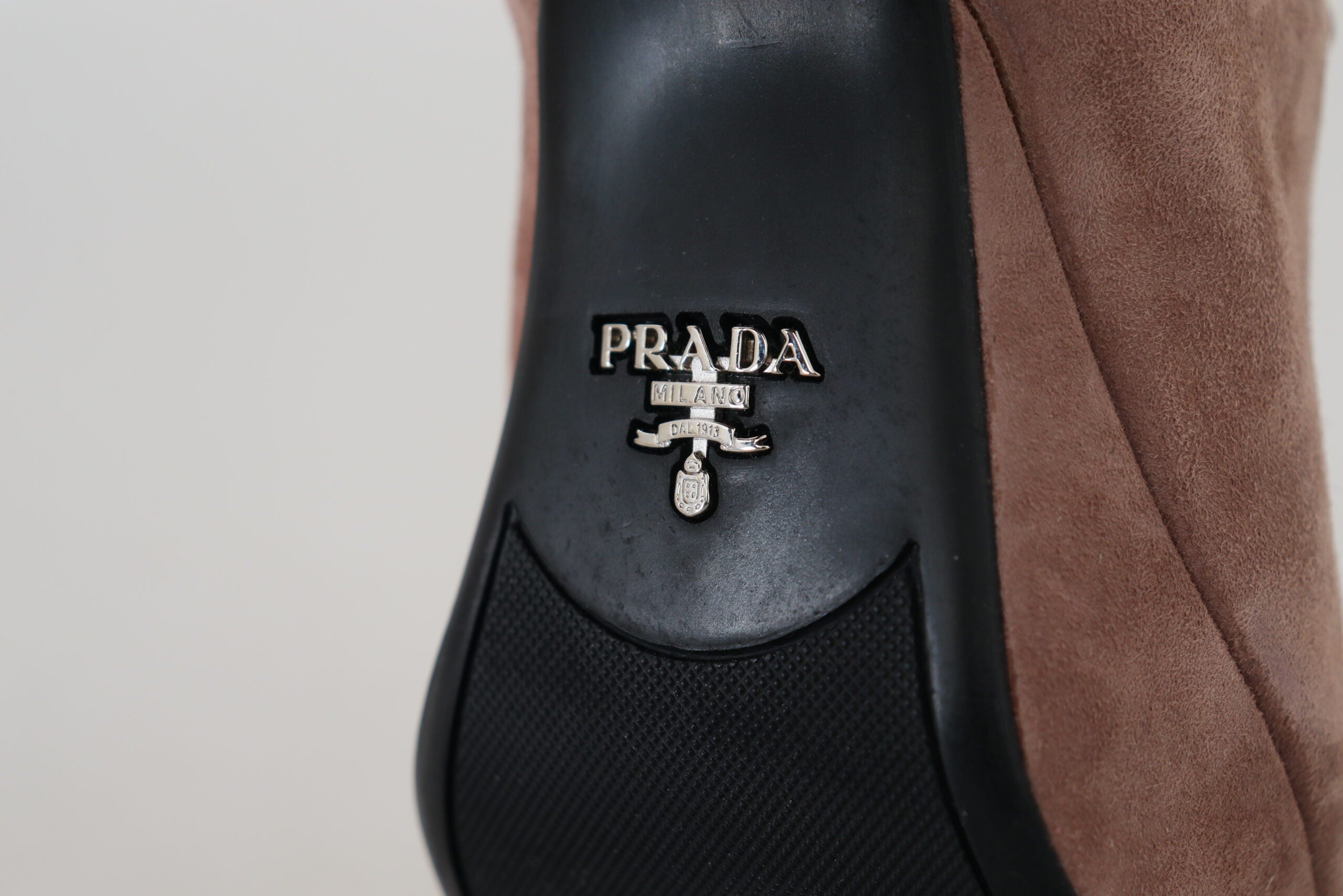 Tocuri elegante din piele întoarsă roz închis Prada