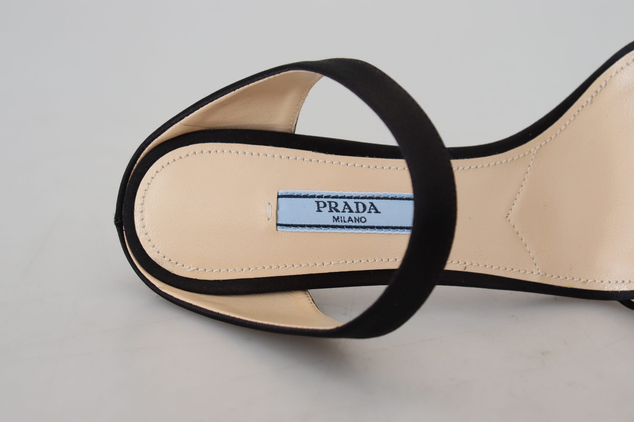 Pantofi cu toc eleganti din piele neagră Prada