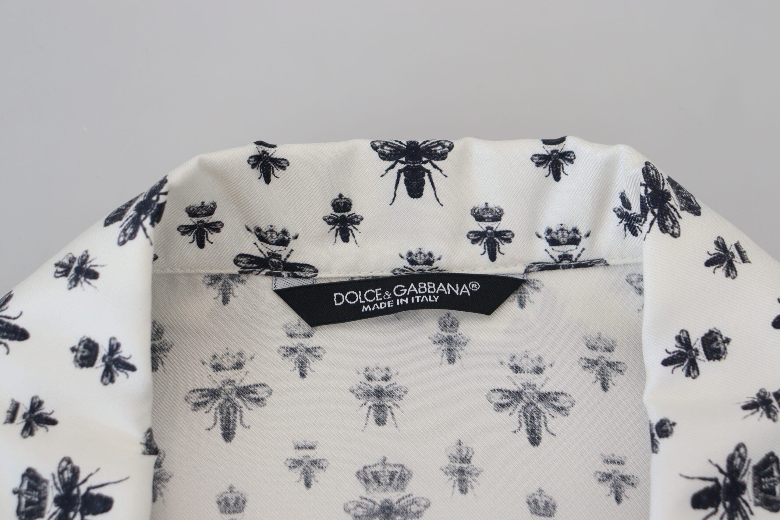 Dolce &amp; Gabbana – Elegantes Pyjama-Oberteil aus Seide mit Kronen-Bienen-Print