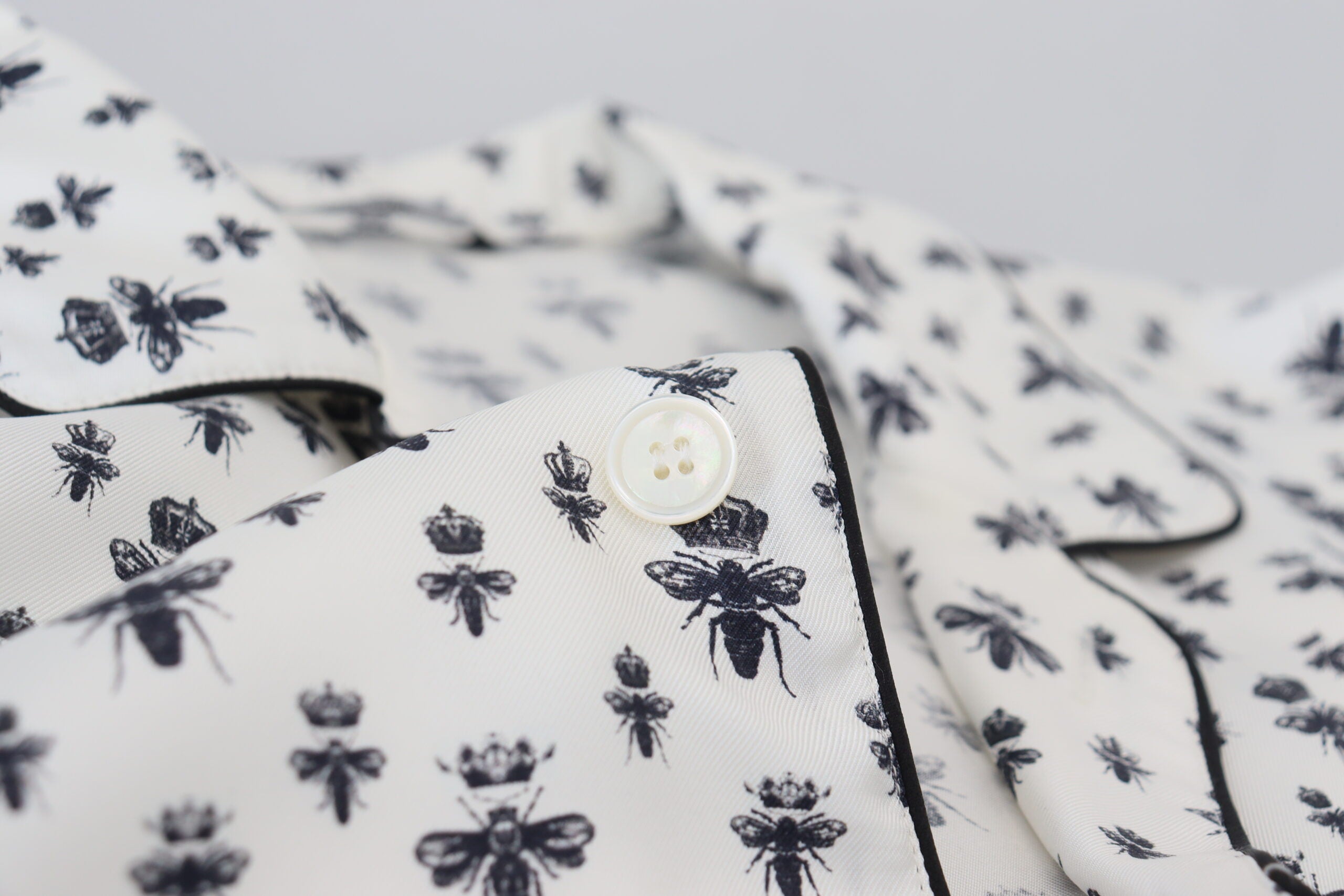 Dolce &amp; Gabbana – Elegantes Pyjama-Oberteil aus Seide mit Kronen-Bienen-Print