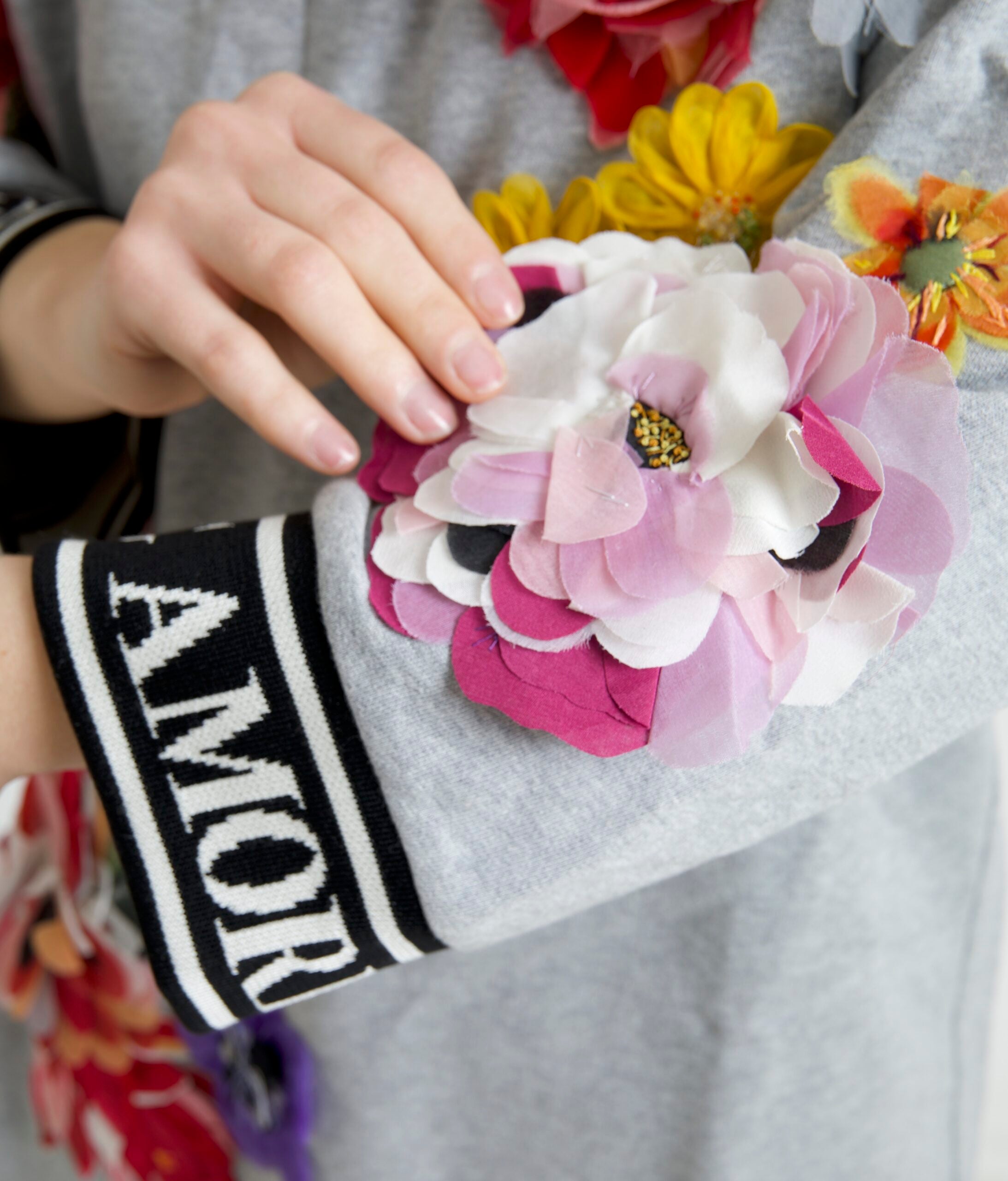 Dolce &amp; Gabbana – Schicker Pullover mit Rundhalsausschnitt und Verzierung