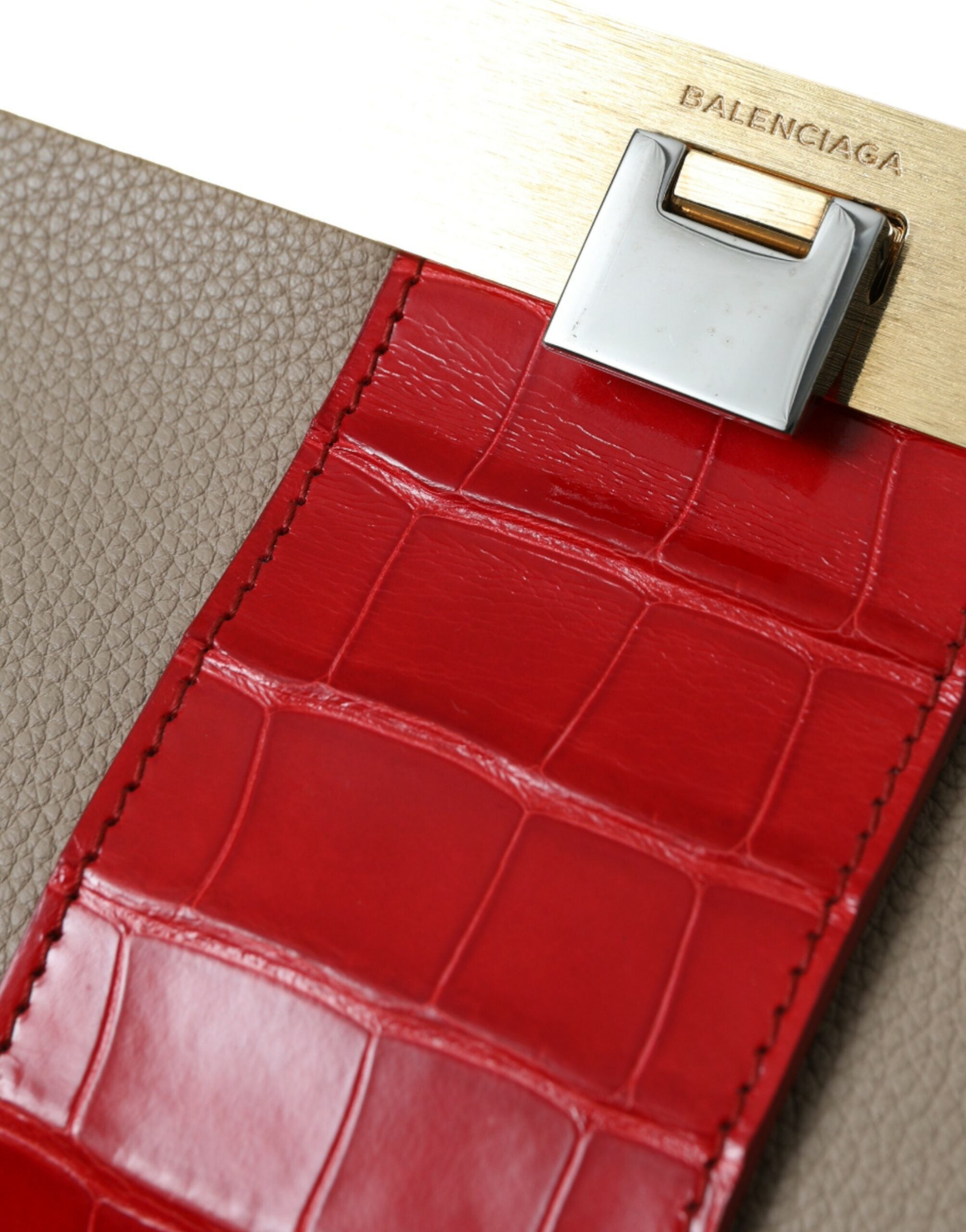 Clutch Balenciaga din piele exotică în două tonuri