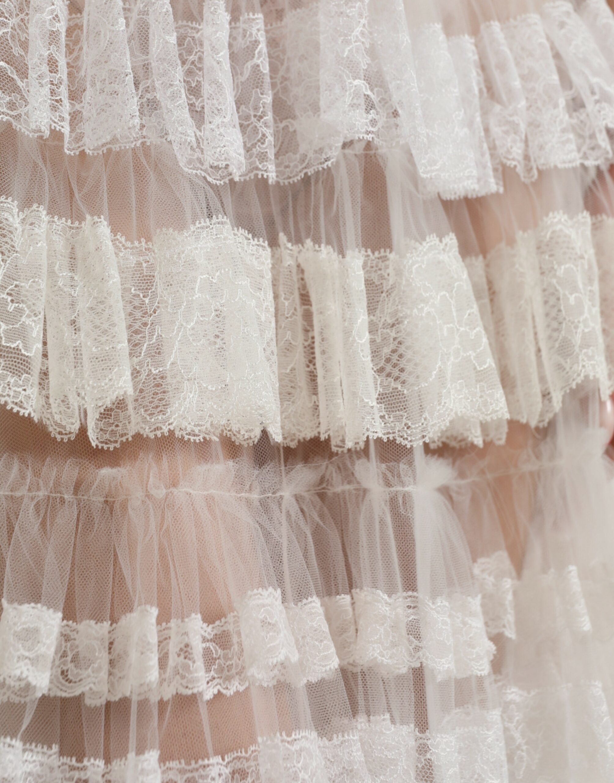 Rochie maxi Dolce &amp; Gabbana din dantelă transparentă albă din nailon și straturi