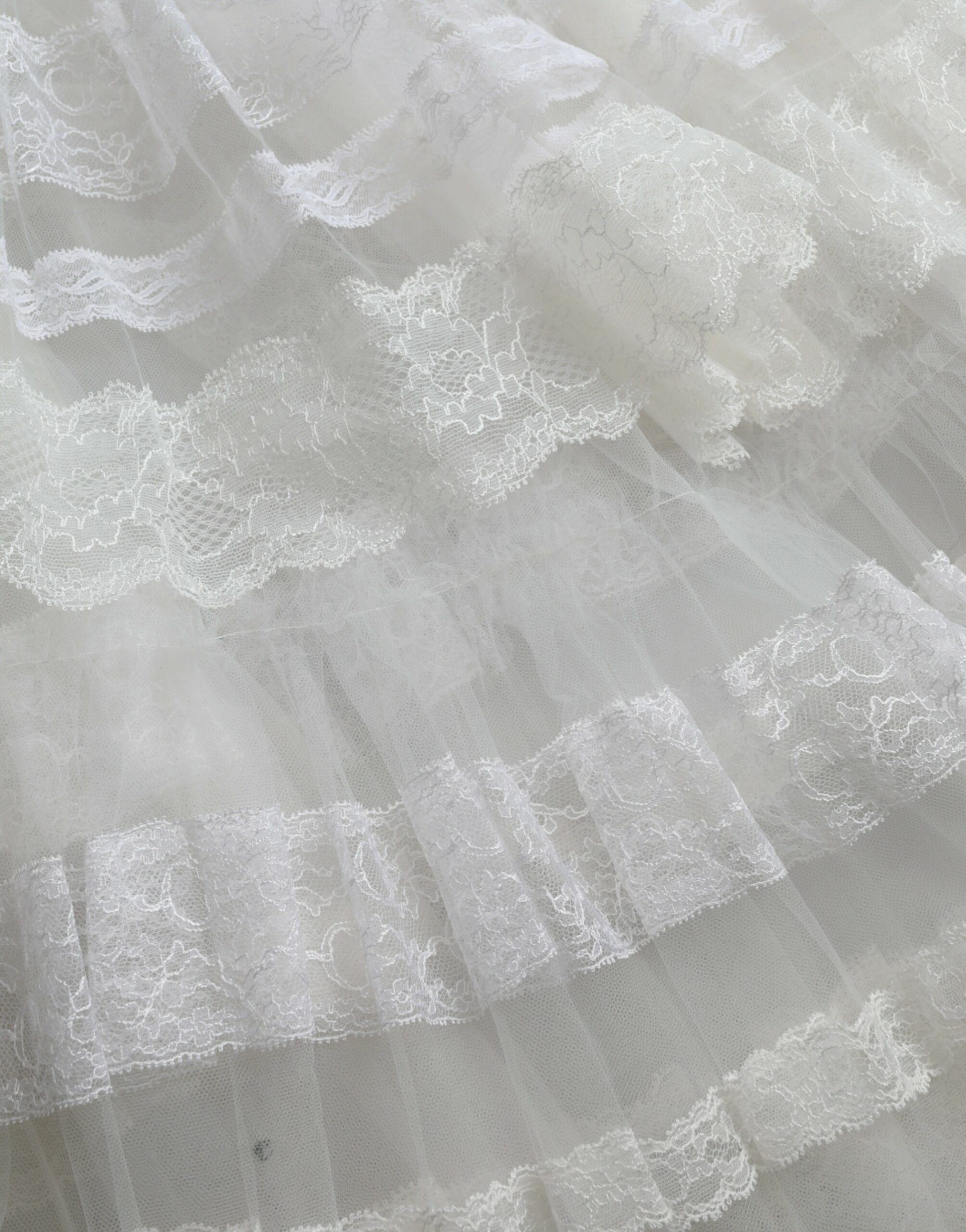 Rochie maxi Dolce &amp; Gabbana din dantelă transparentă albă din nailon și straturi