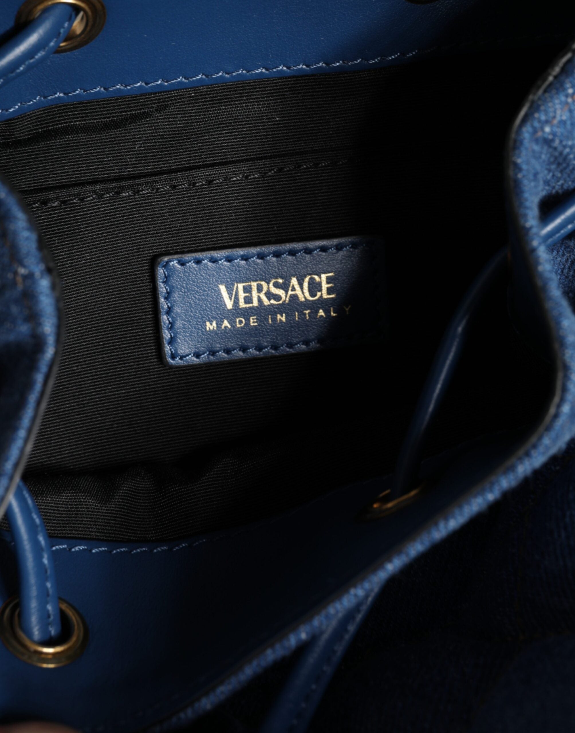 Versace – Umhängetasche aus gestepptem Denim-Leder in Blau