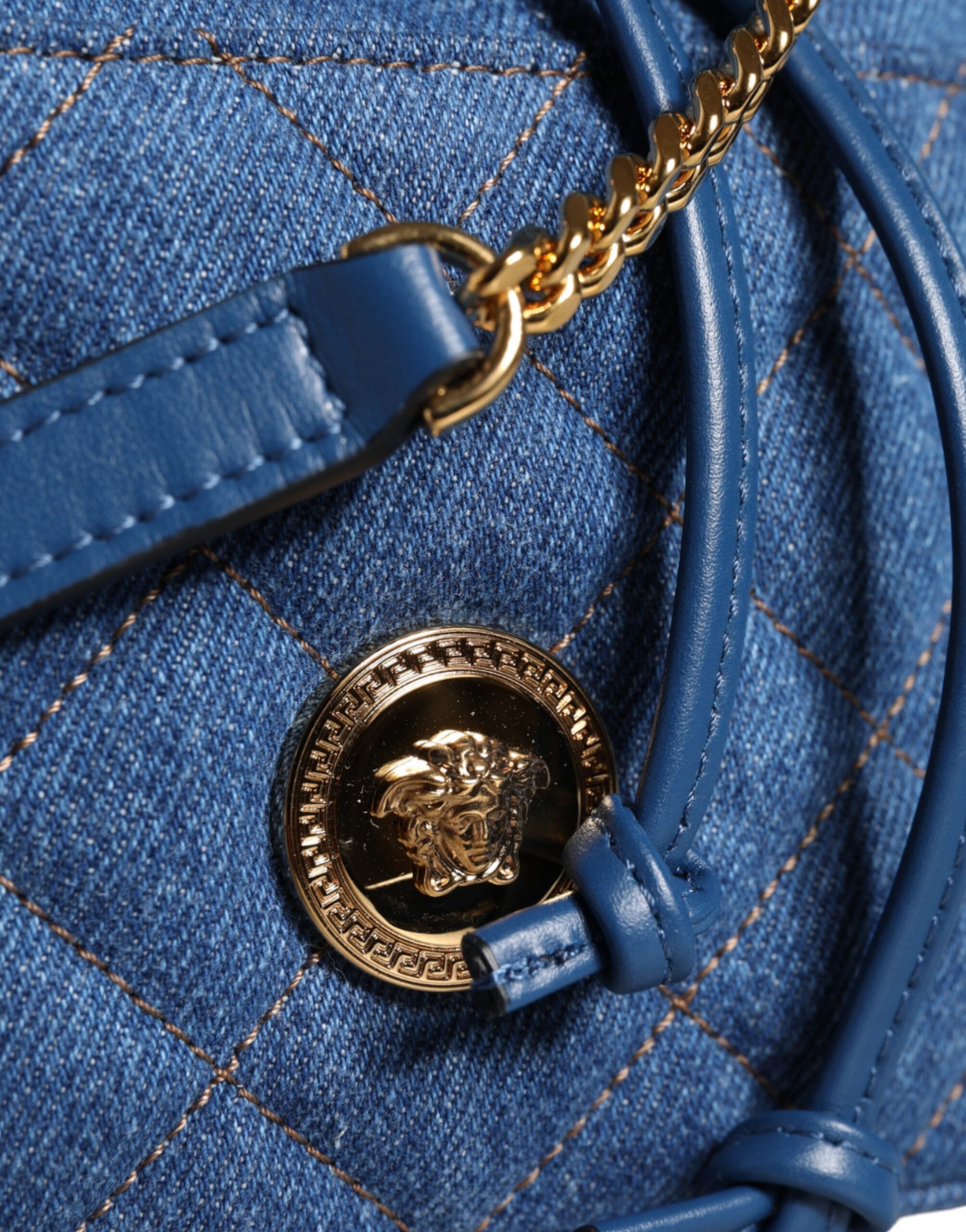 Versace – Umhängetasche aus gestepptem Denim-Leder in Blau