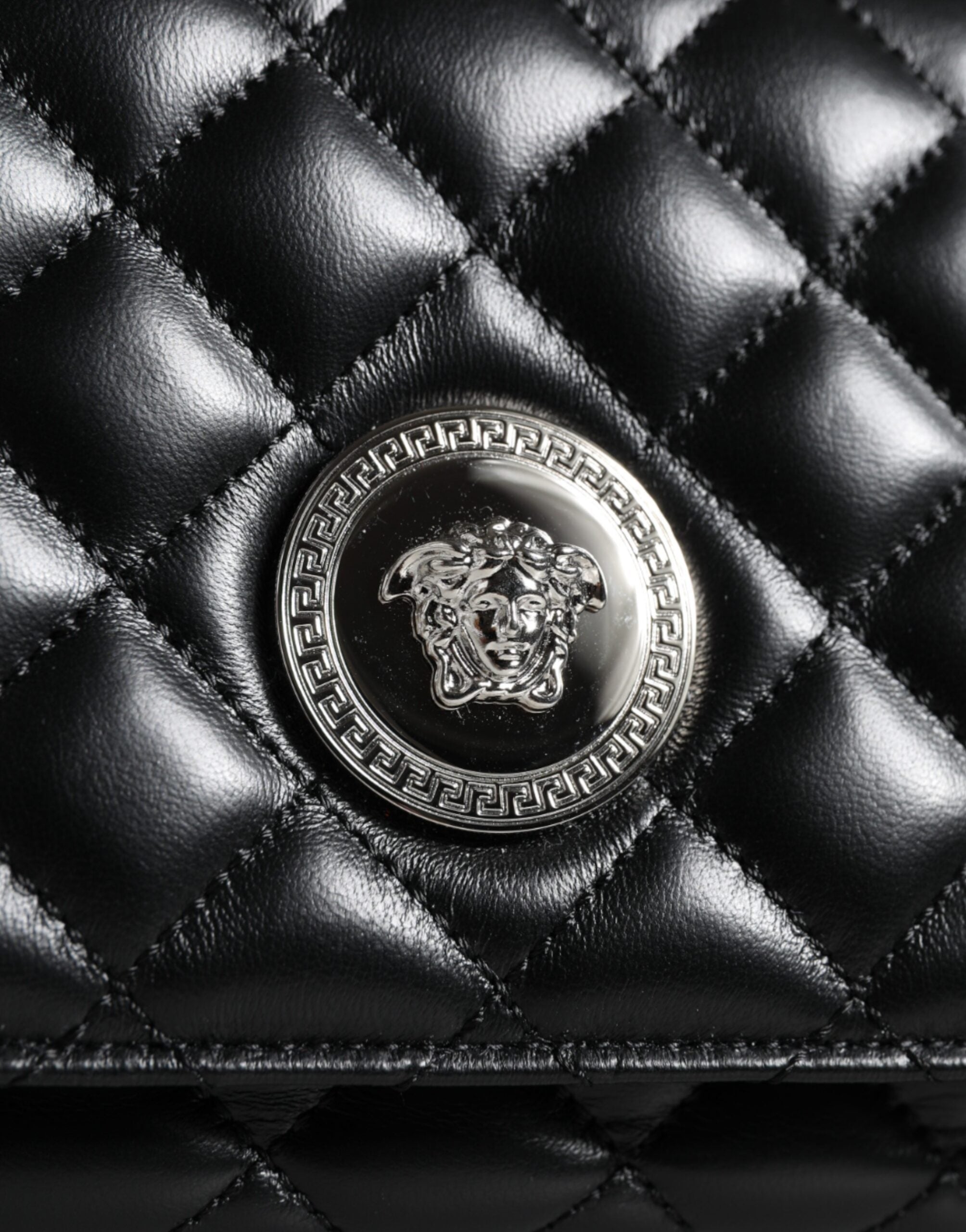 Geantă de umăr Versace neagră din piele de miel matlasată