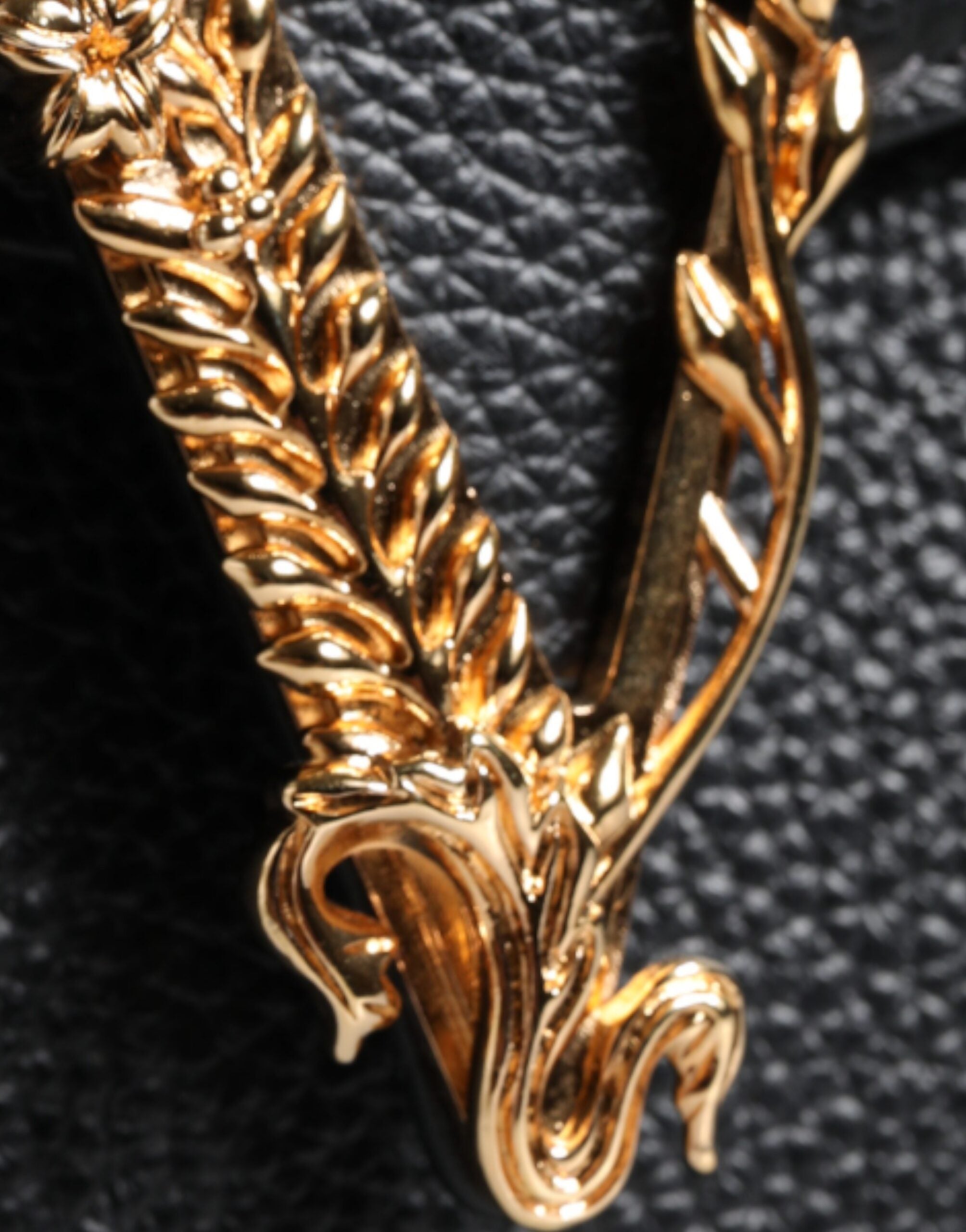 Geantă de umăr Versace neagră din piele de vițel granulată cu logo