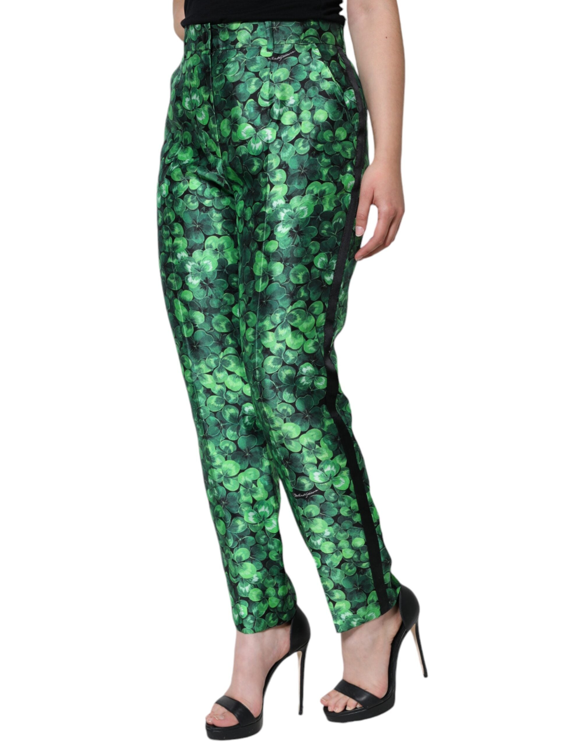 Dolce &amp; Gabbana – Karottenhose aus Seidensatin mit hohem Bund in Grün mit Kleeblatt-Print