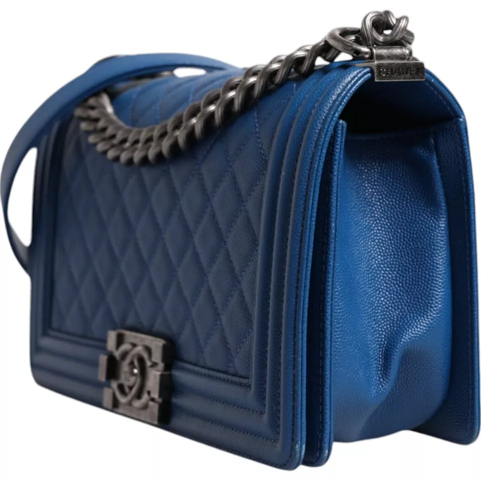 Chanel – Mittlere Umhängetasche aus blauem Lammleder mit Doppelkette
