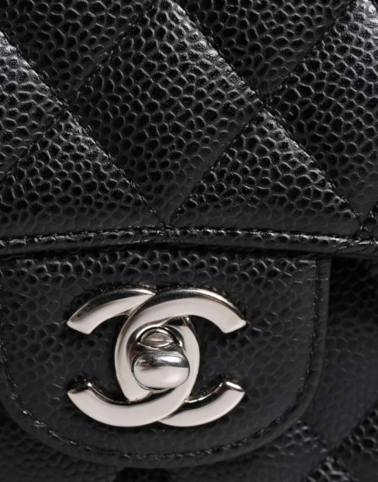 Geantă de umăr Chanel Black Caviar medie cu clapă dublă, matlasată, argintie
