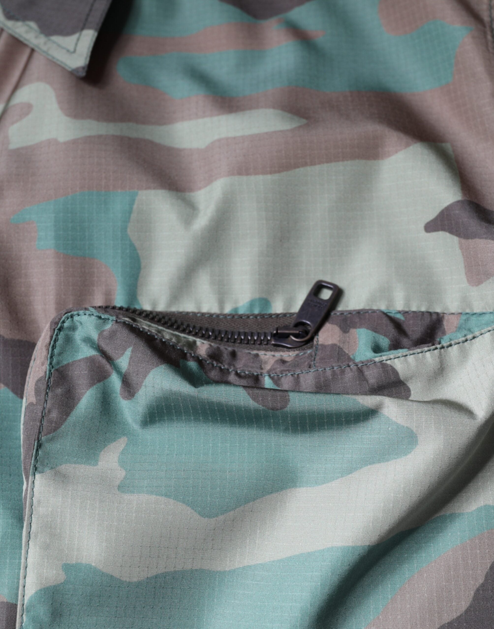 Cămașă Dolce &amp; Gabbana cu nasturi în carouri, cu imprimeu de camuflaj multicolor