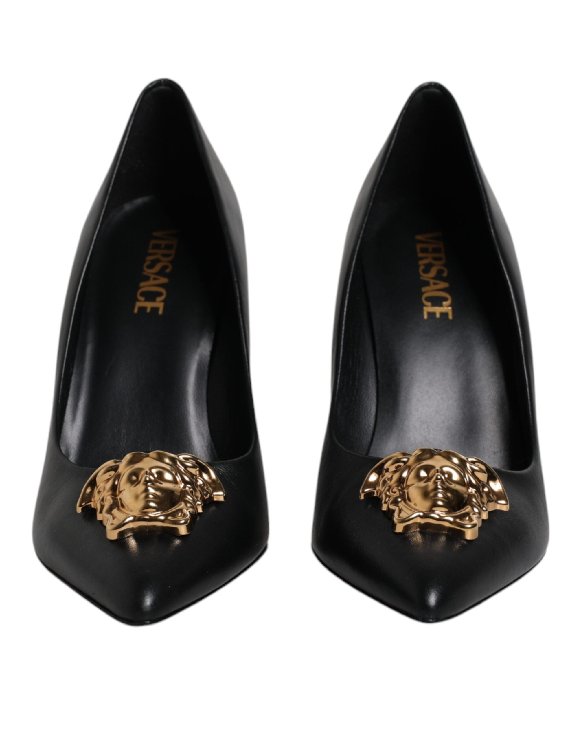 Versace – Pumps mit Logo-Schild aus schwarzem Leder