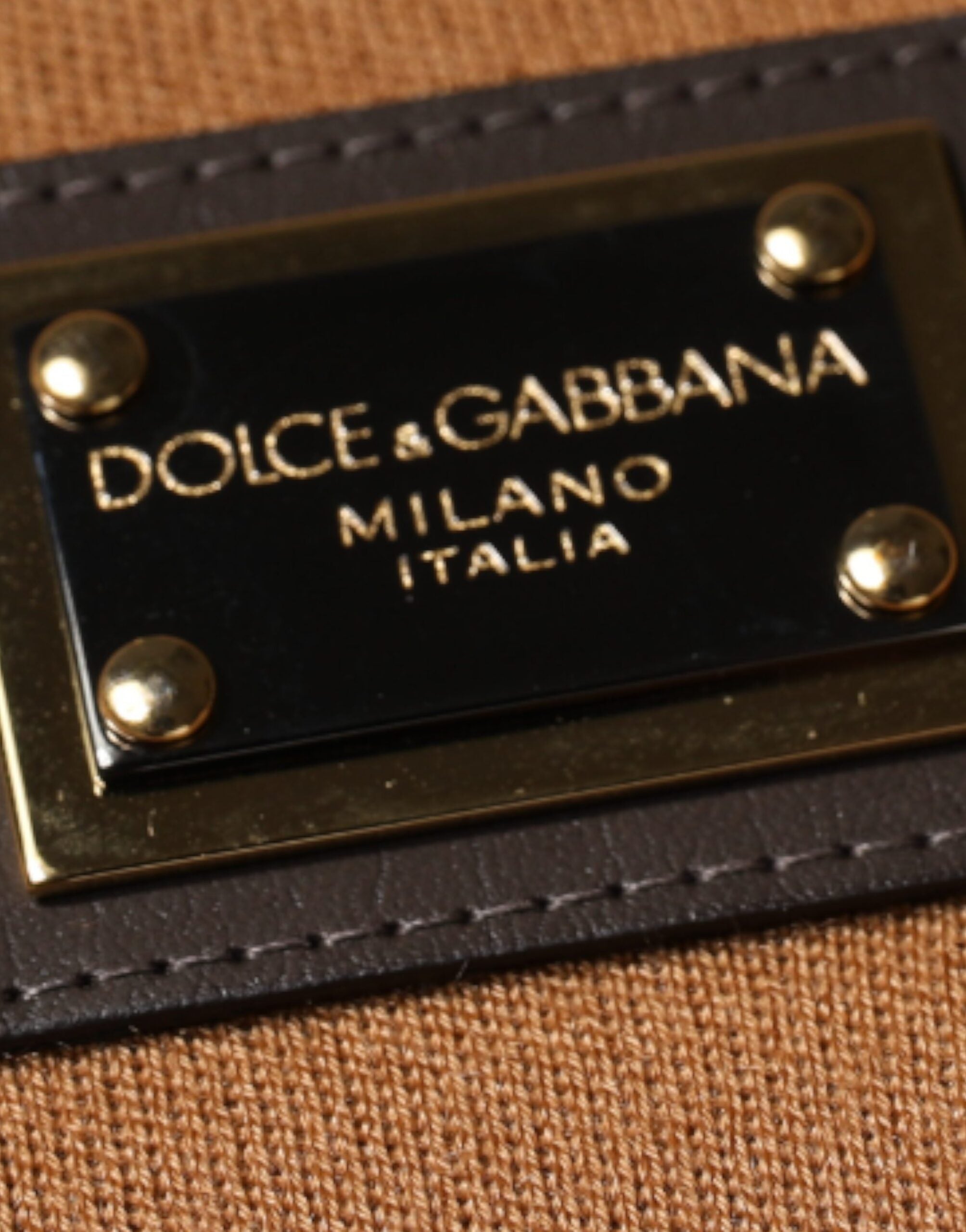 Dolce &amp; Gabbana – Pullover mit Rundhalsausschnitt und Logo-Plakette in Braun