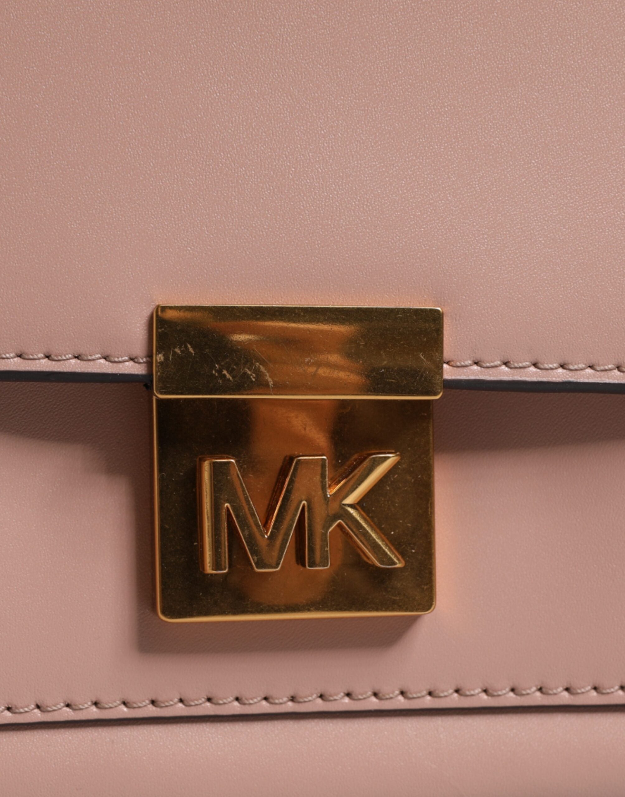 Geantă crossbody MINDY din piele roz cu placă cu logo Michael Kors