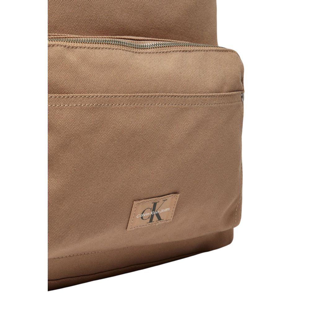 Calvin Klein – Beigefarbener Rucksack aus recyceltem Polyester