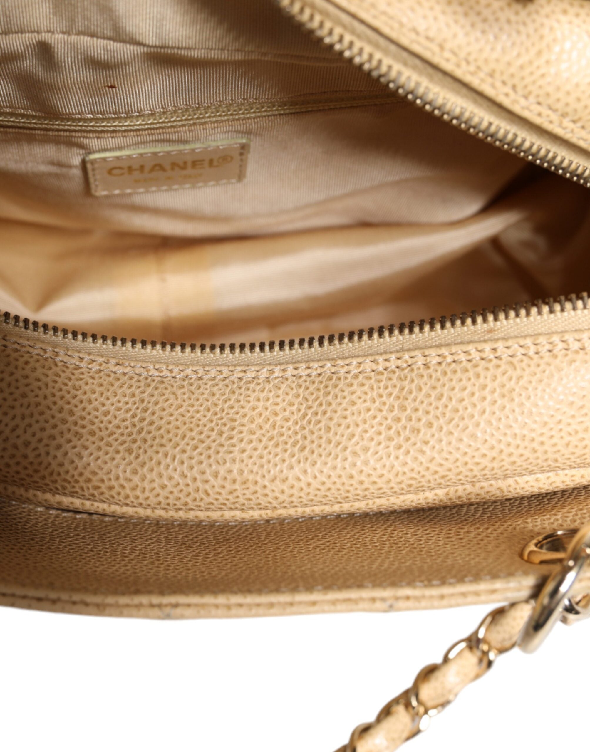 Chanel Beige Caviar De Coco Handtasche aus Leder mit Kette