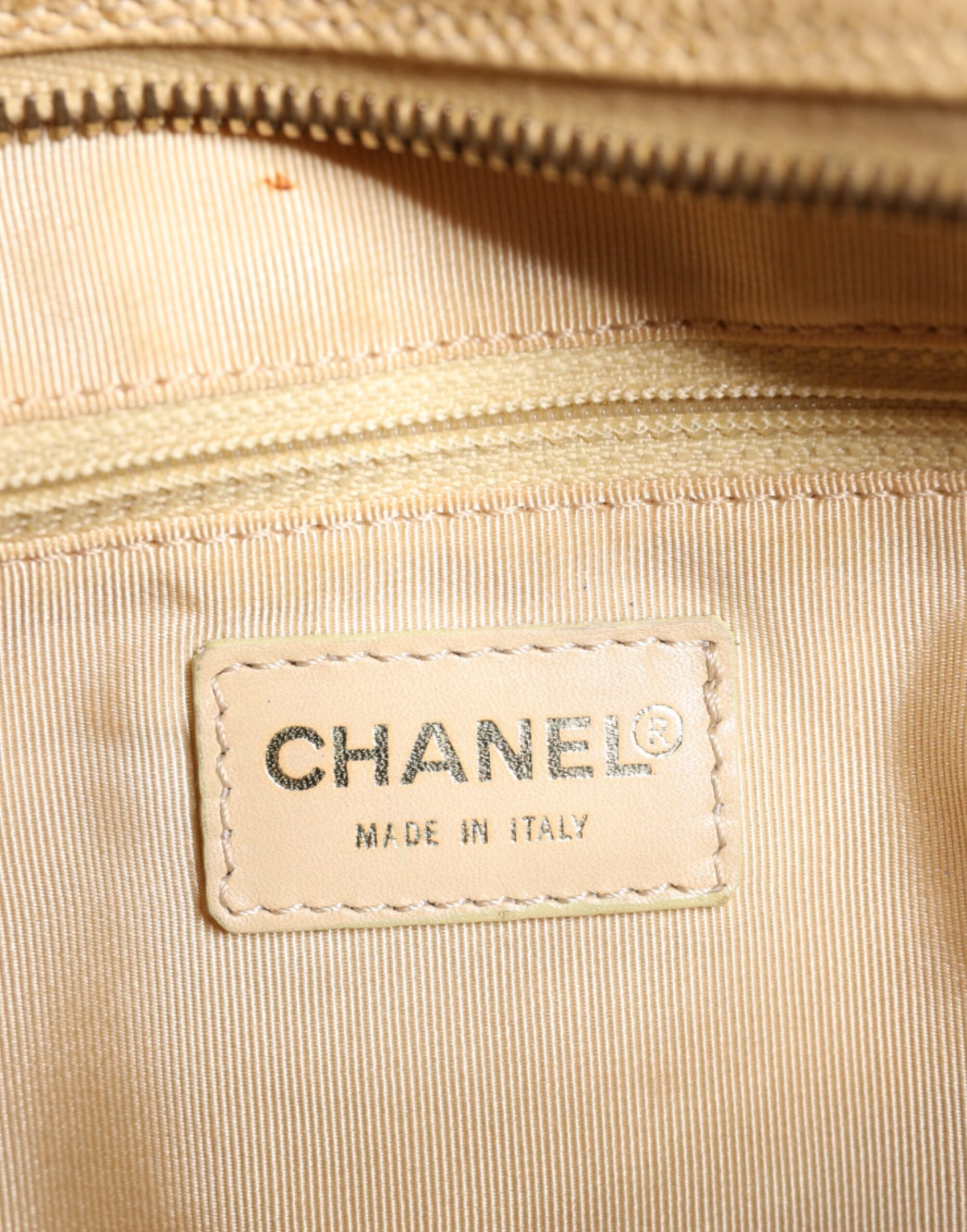 Chanel Beige Caviar De Coco Handtasche aus Leder mit Kette