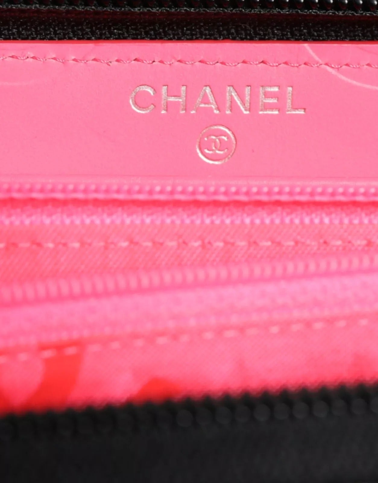 Chanel – Schwarzes gestepptes Leder-Logo mit CC-Kontinental-Reißverschluss