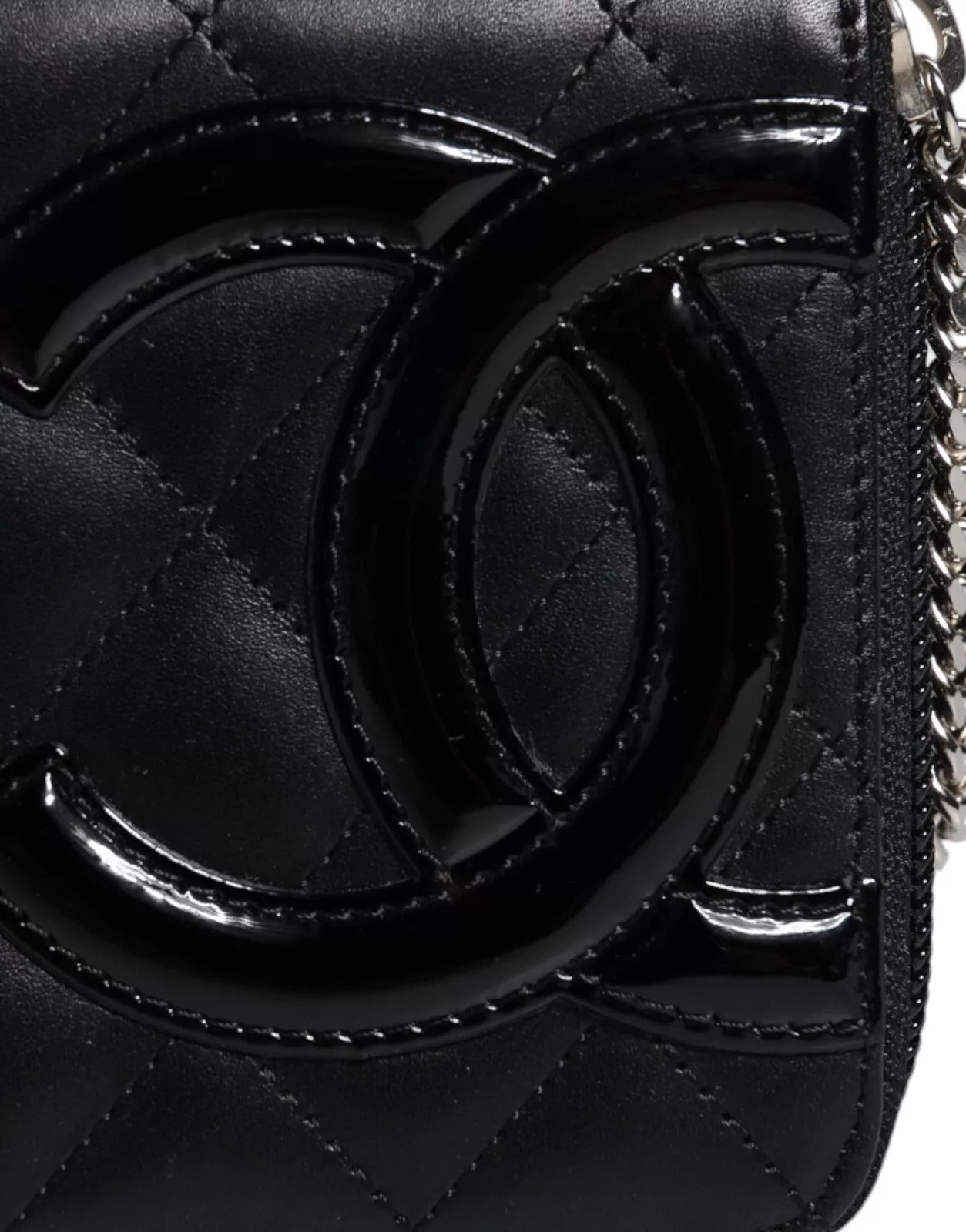 Chanel – Schwarzes gestepptes Leder-Logo mit CC-Kontinental-Reißverschluss