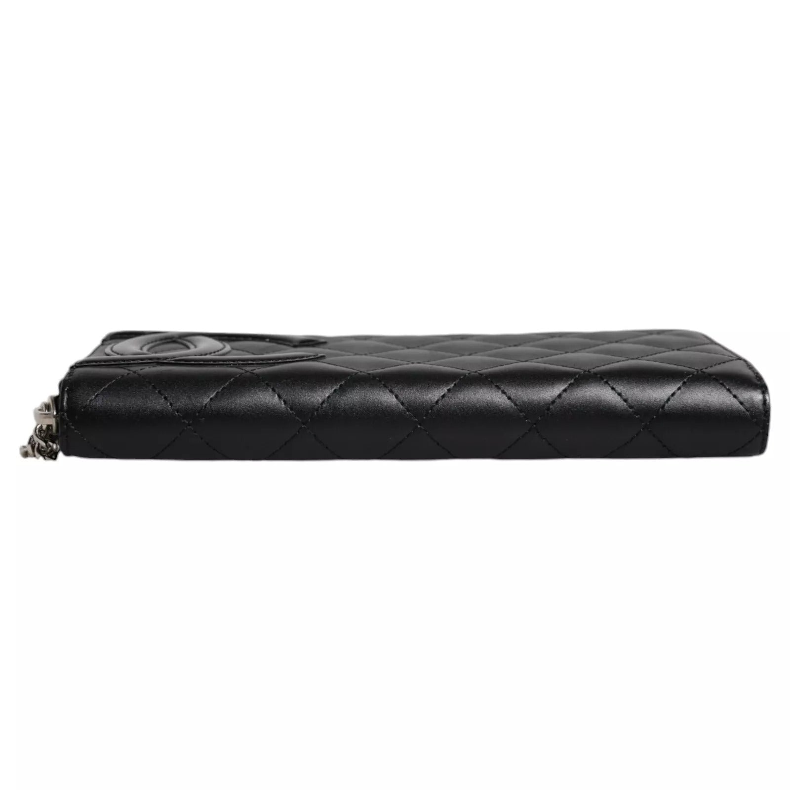 Chanel – Schwarzes gestepptes Leder-Logo mit CC-Kontinental-Reißverschluss