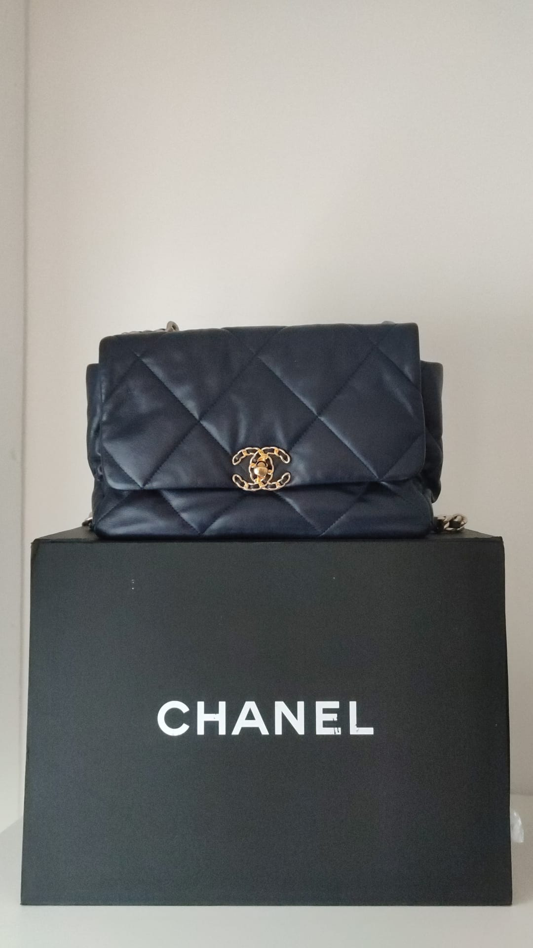 Chanel – Große, gesteppte Umhängetasche aus blauem Leder mit Kette