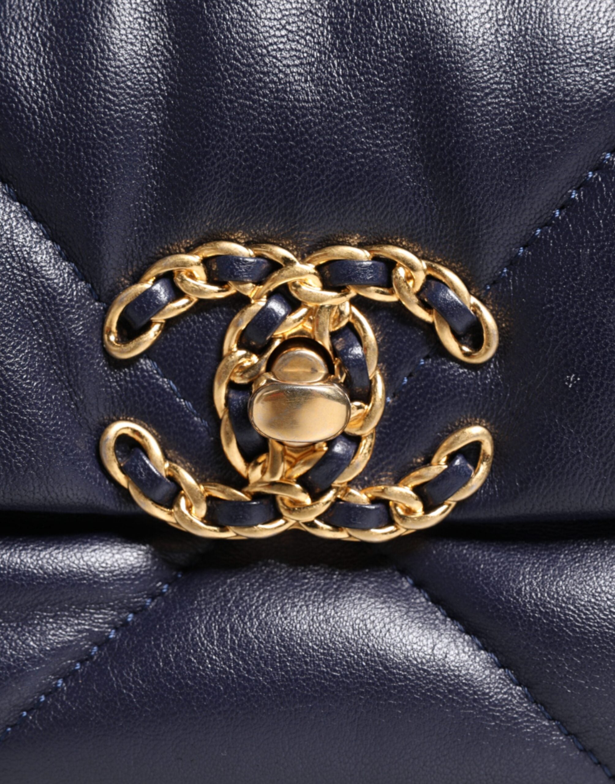 Chanel – Große, gesteppte Umhängetasche aus blauem Leder mit Kette