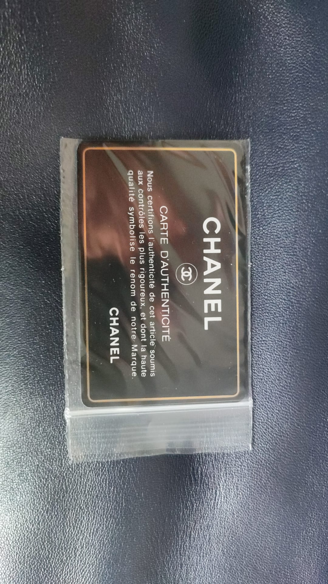 Chanel – Große, gesteppte Umhängetasche aus blauem Leder mit Kette