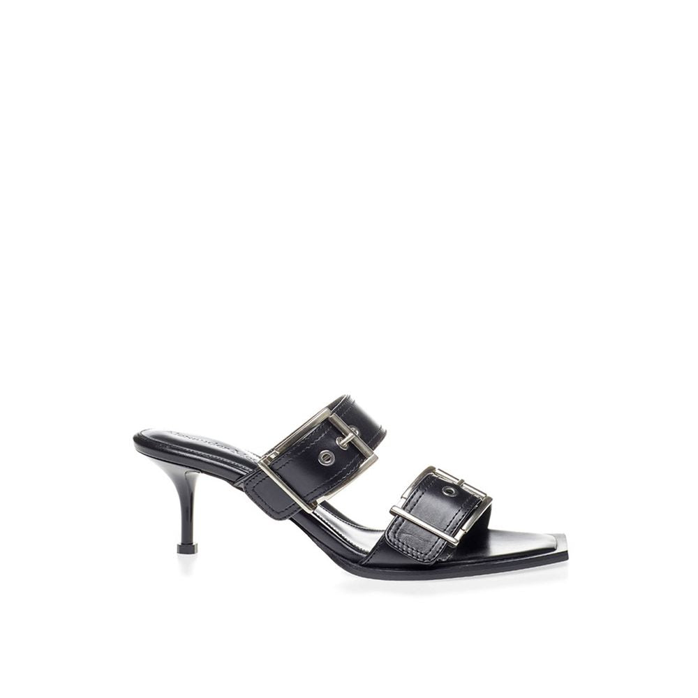 Alexander McQueen Îți ridică pașii cu sandalele atemporale din piele neagră
