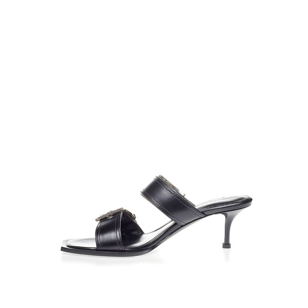 Alexander McQueen Îți ridică pașii cu sandalele atemporale din piele neagră